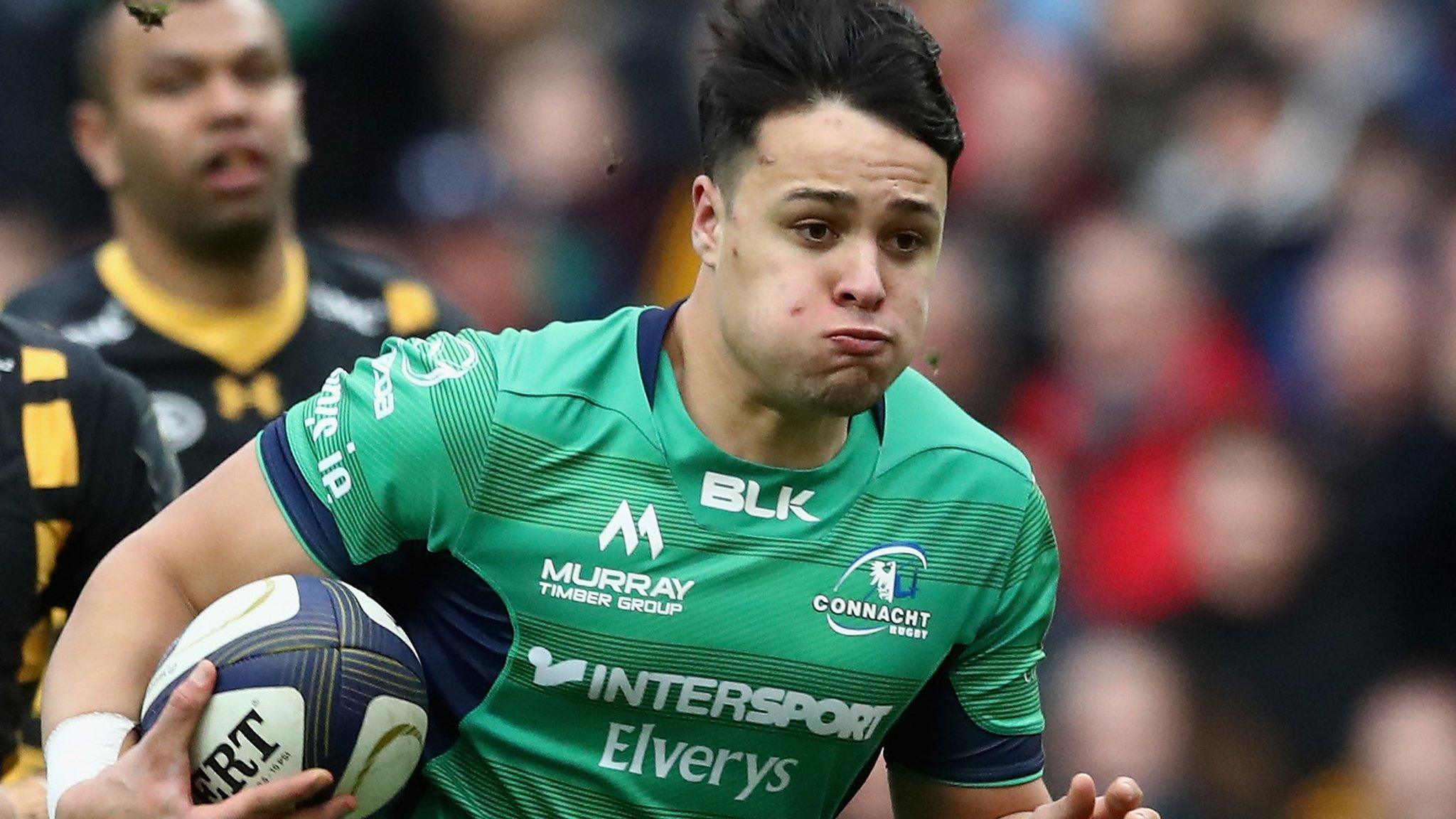 Rory Parata running with the ball for Connacht