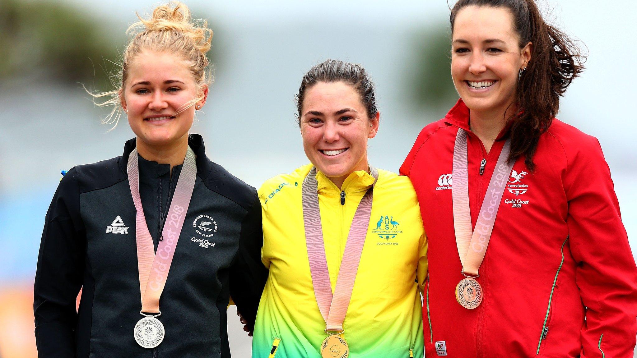 (l-r) Georgia Williams, Chloe Hoksing and Dani Rowe with their Commonwealth Games medals