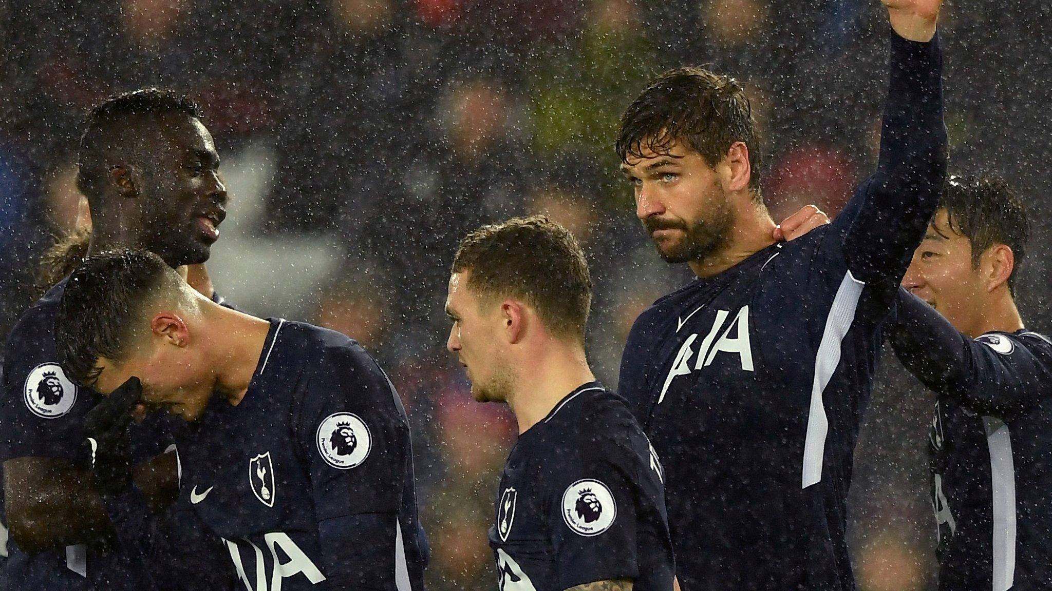 Fernando Llorente holds his hand in the air after his goal