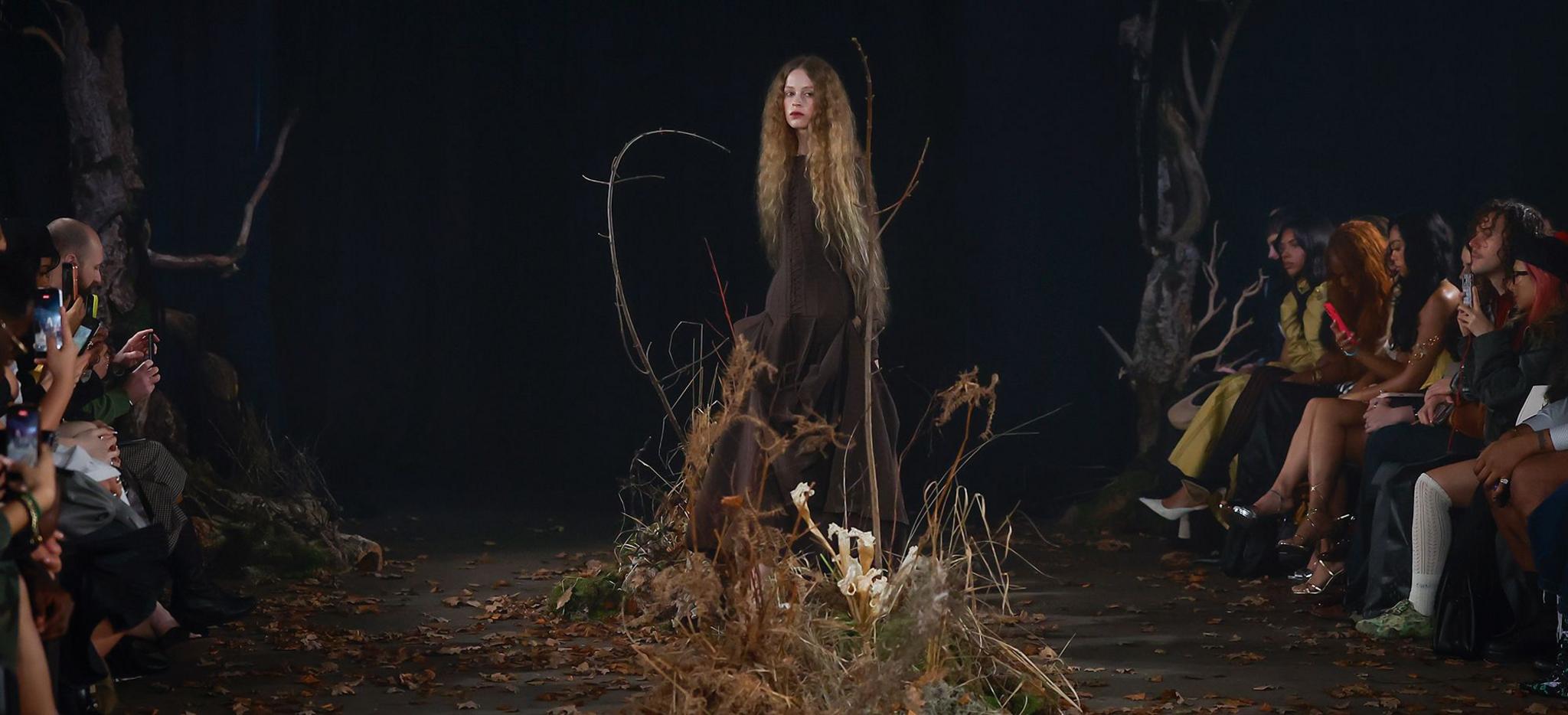 Një modele ecën në pasarelën e sfilatës Agro Studio gjatë Javës së Modës në Londër, shkurt 2026, në Village Underground më 19 shkurt 2026 në Londër, Angli.