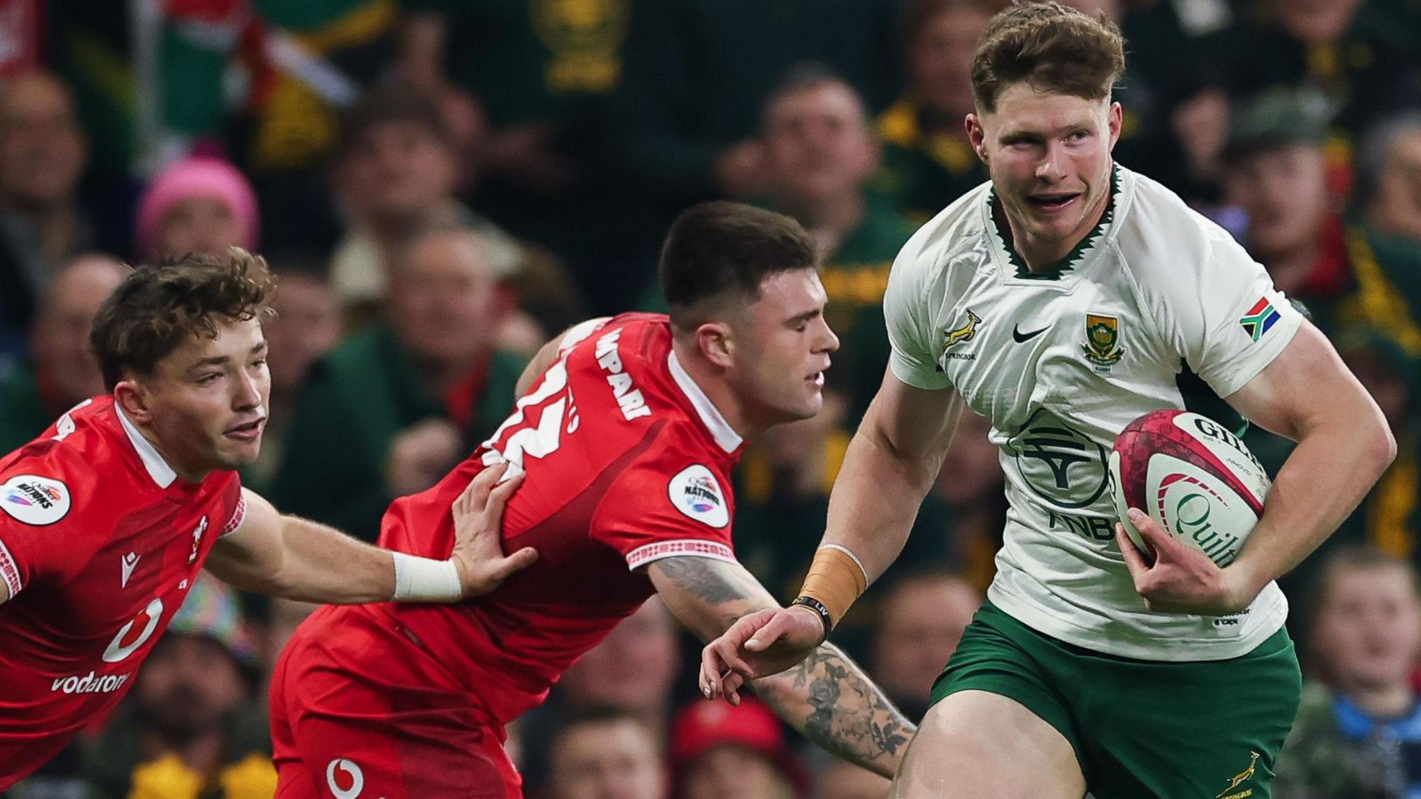 Ethan Hooker of South Africa races in to score for South Africa as Joe Hawkins (C) and Dan Edwards (L) are left in his wake