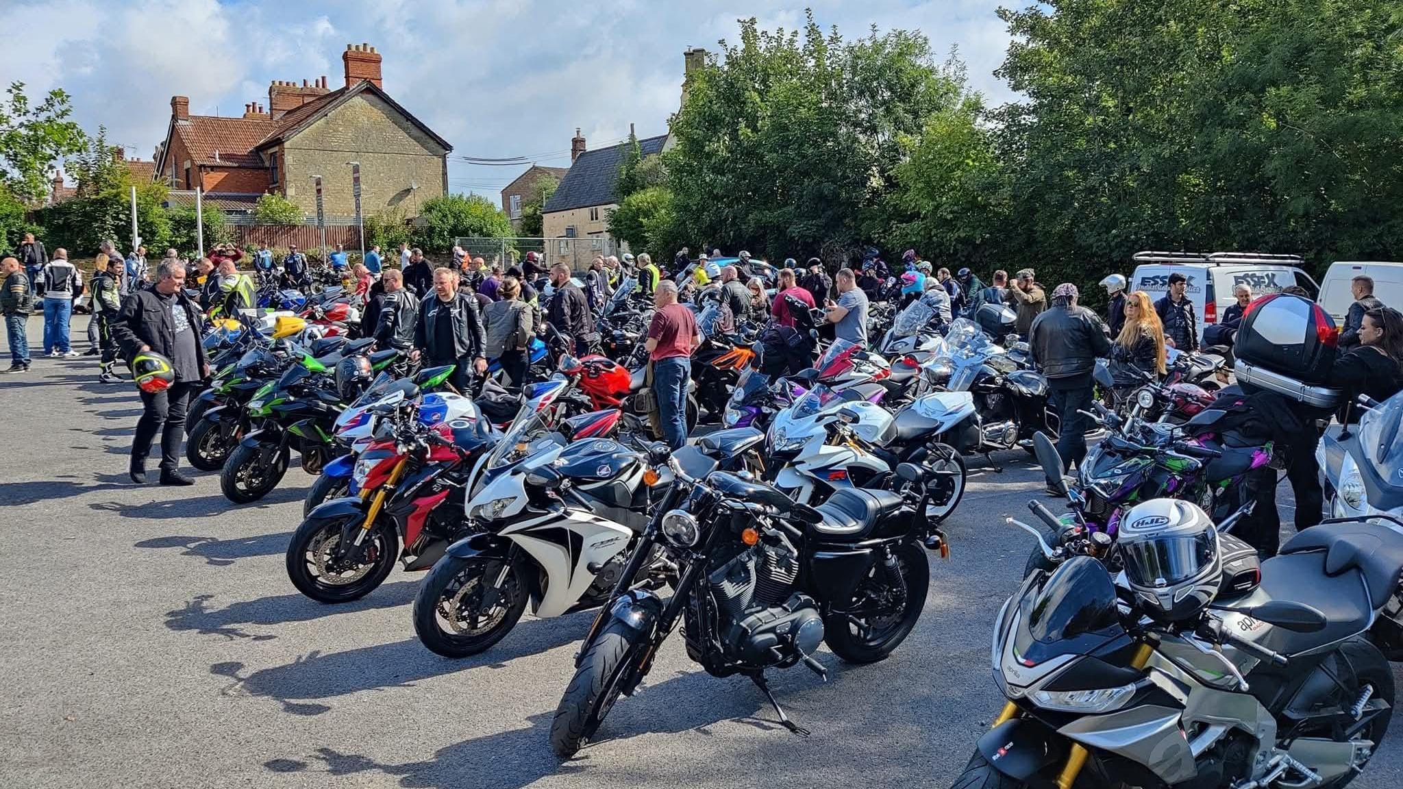 A large crowd of people and many motorbikes at a bike meet in Calne