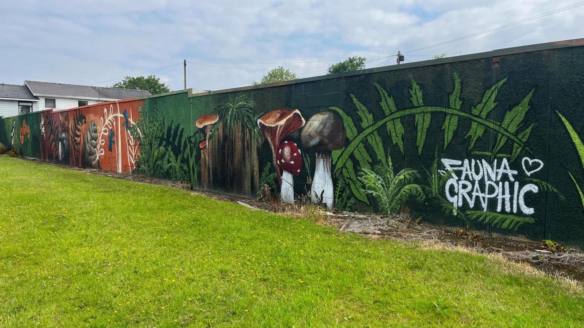 A wall showing mushrooms