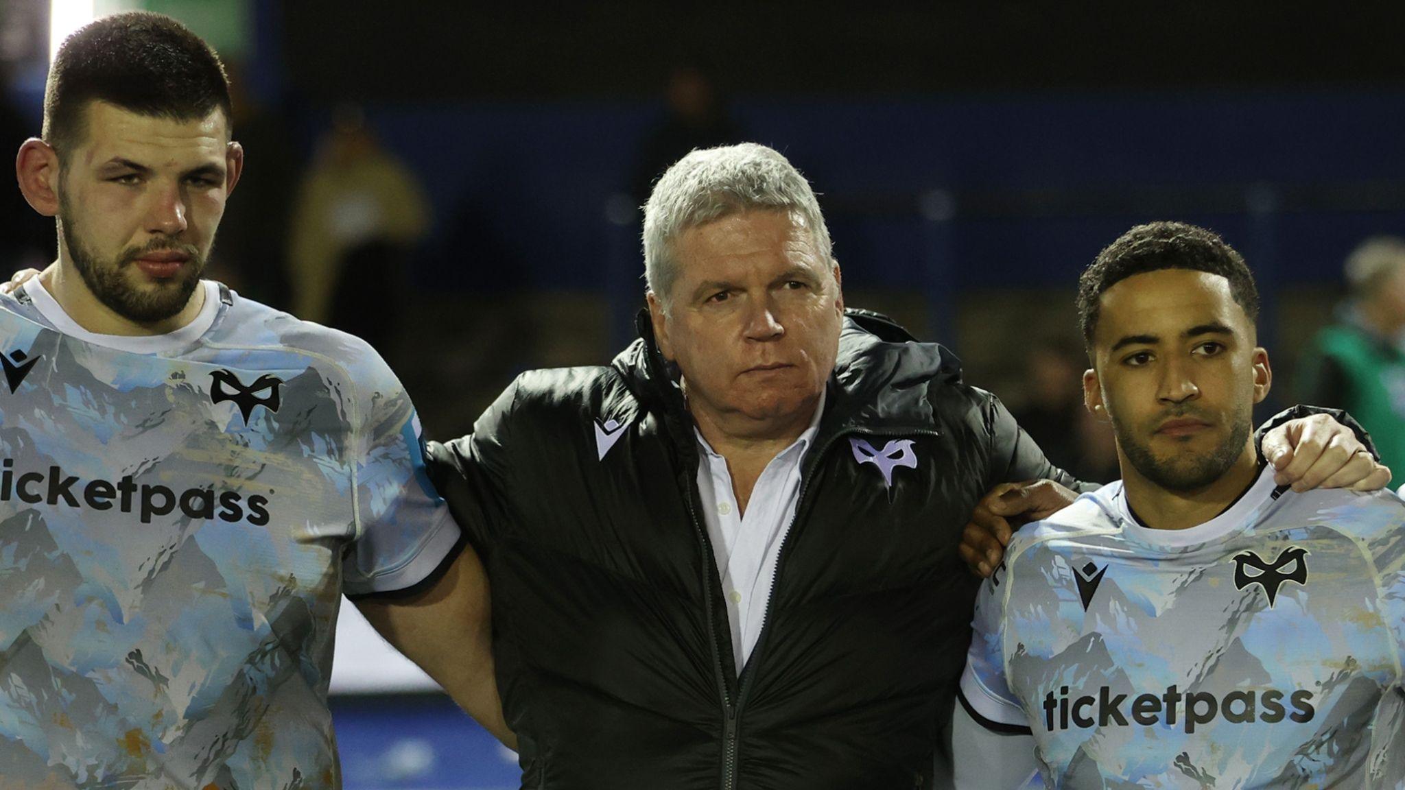 Lance Bradley lines up with Ospreys players