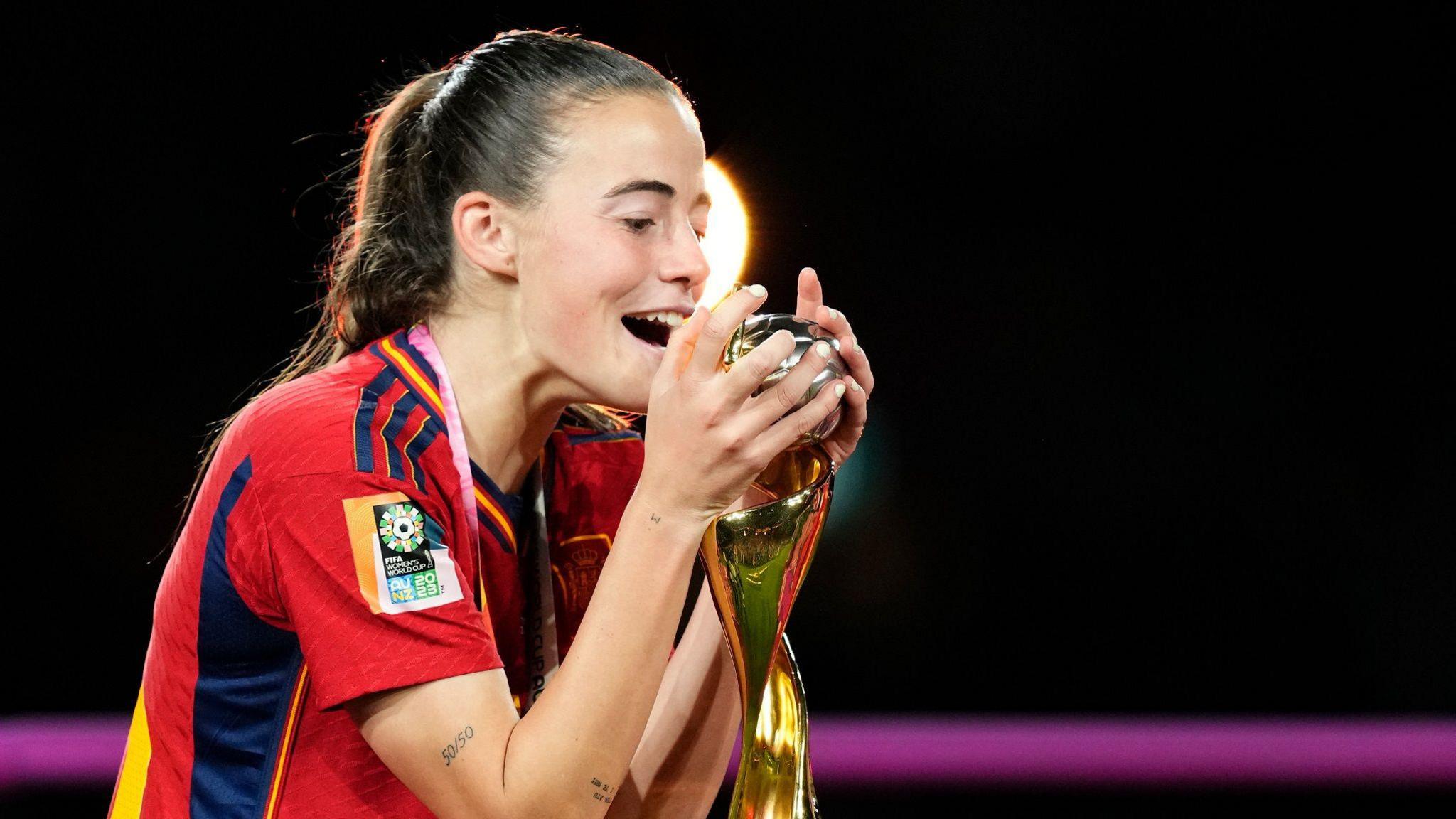 Maria Perez kisses the World Cup