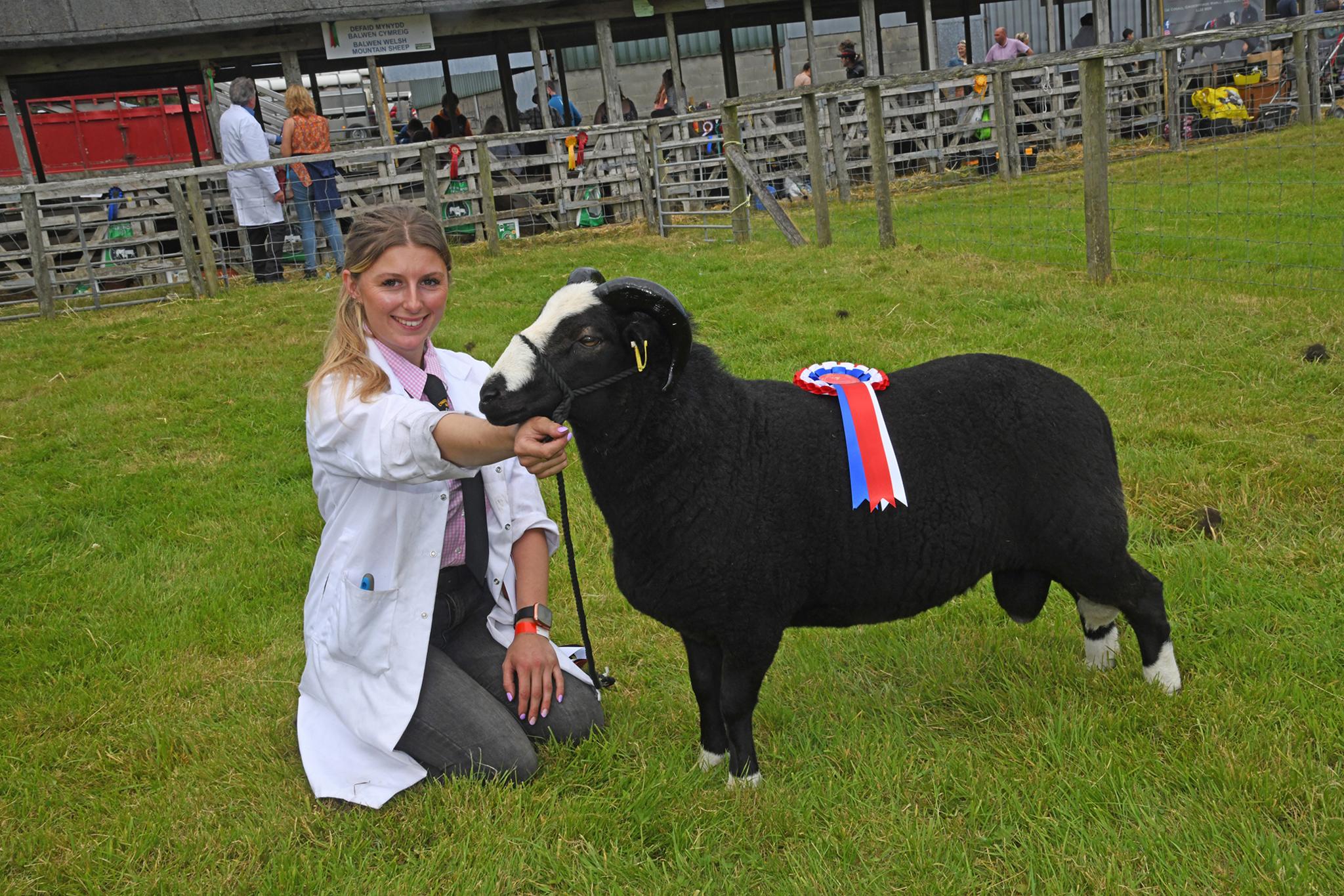 Hannah Jones o Abergele gyda phencampwr defaid Balwen y sioe