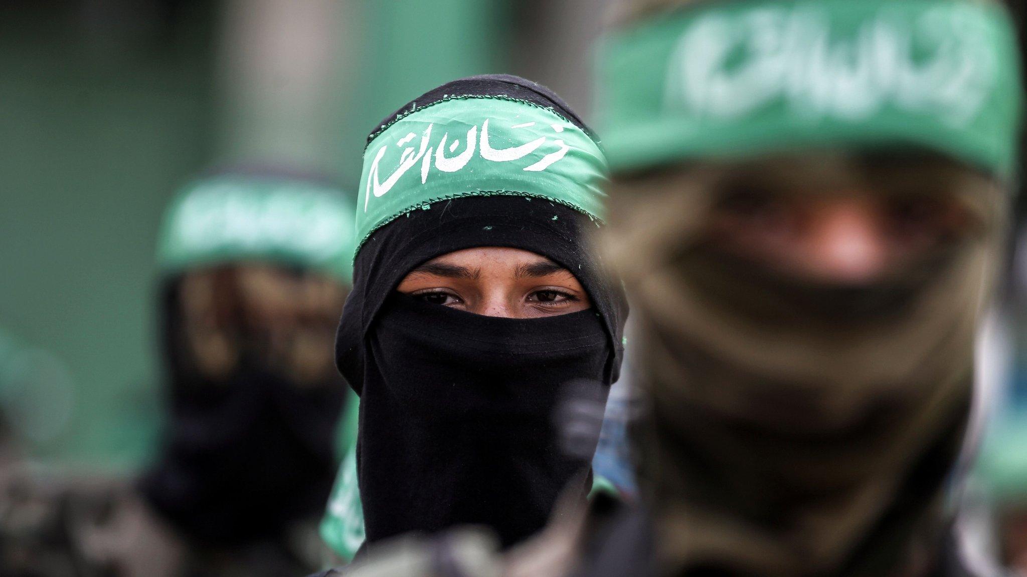 Members of the Hamas military wing, the Izzeddine al-Qassam Brigades, march in the southern Gaza Strip (15 September 2017)