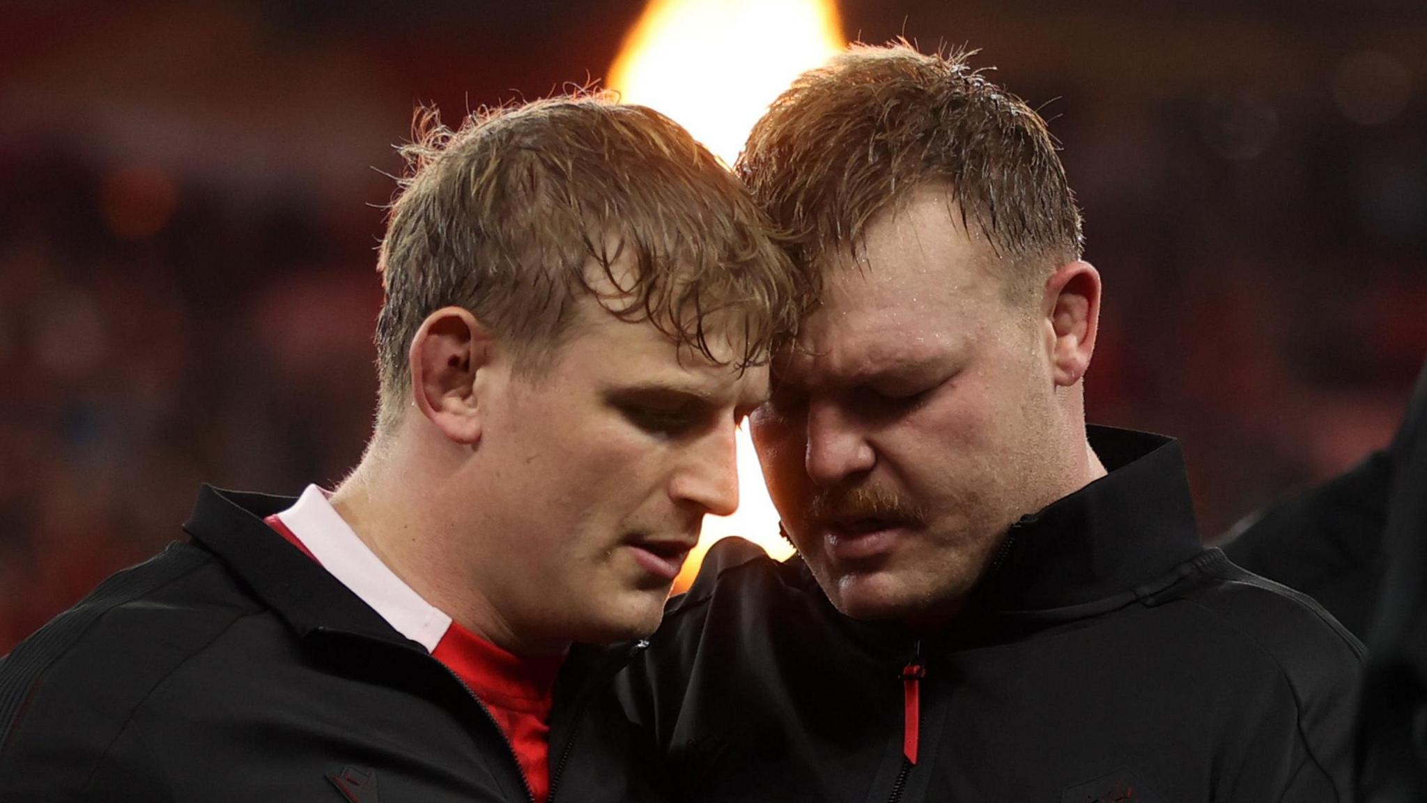 Jac Morgan and Dewi Lake, who will both leave Ospreys at the end of the season to join Gloucester, with their heads together