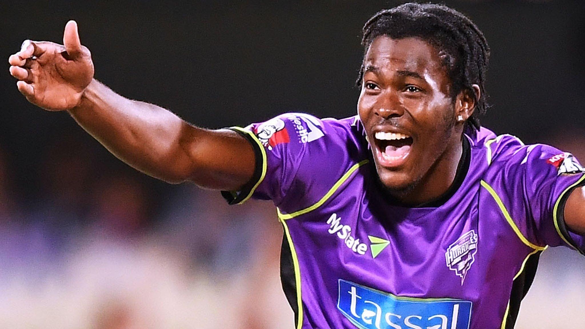 Jofra Archer bowling for Hobart Hurricanes