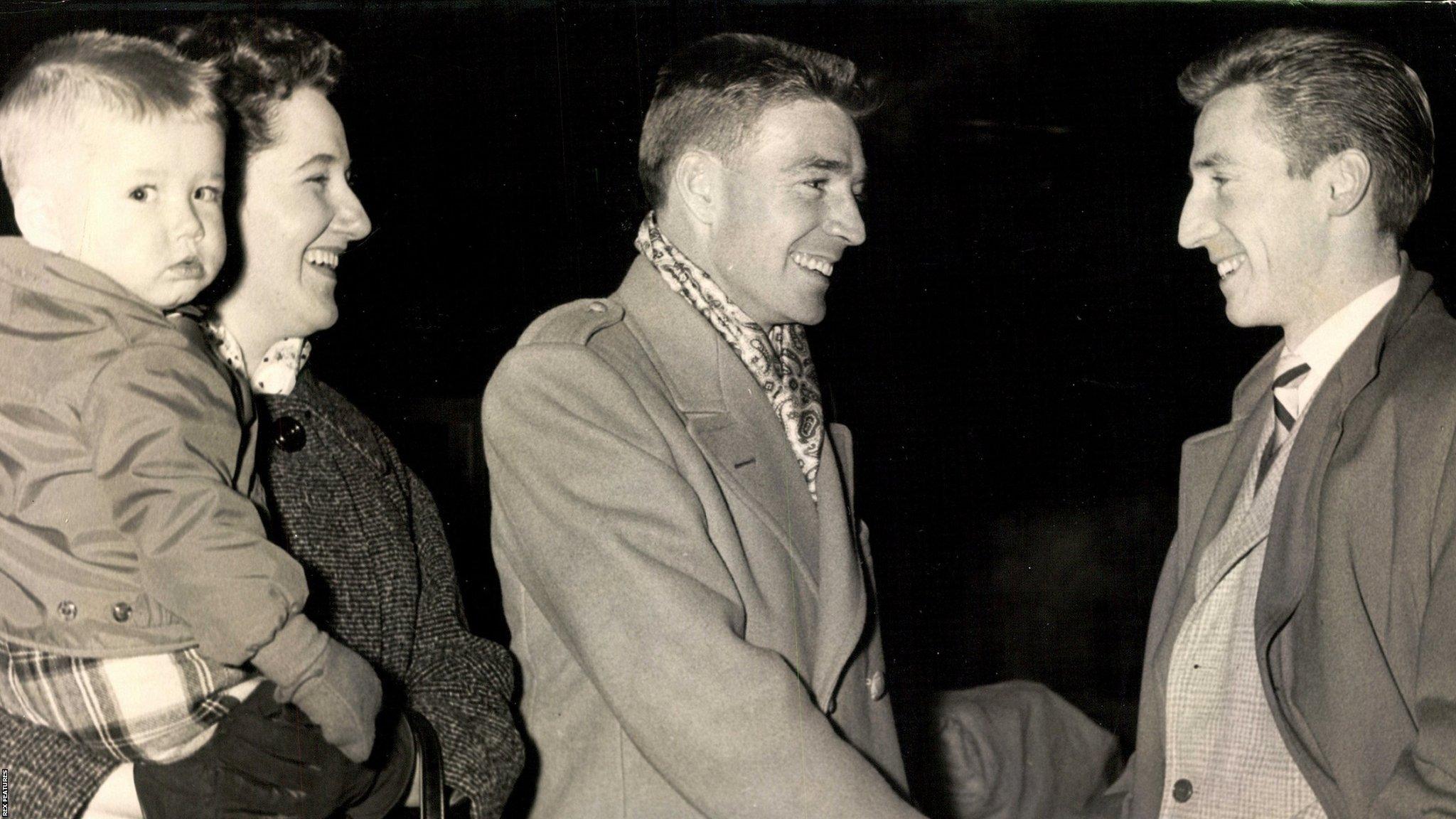 Cliff Jones and his brother Bryn (C) with Cliff's wife and son in 1959