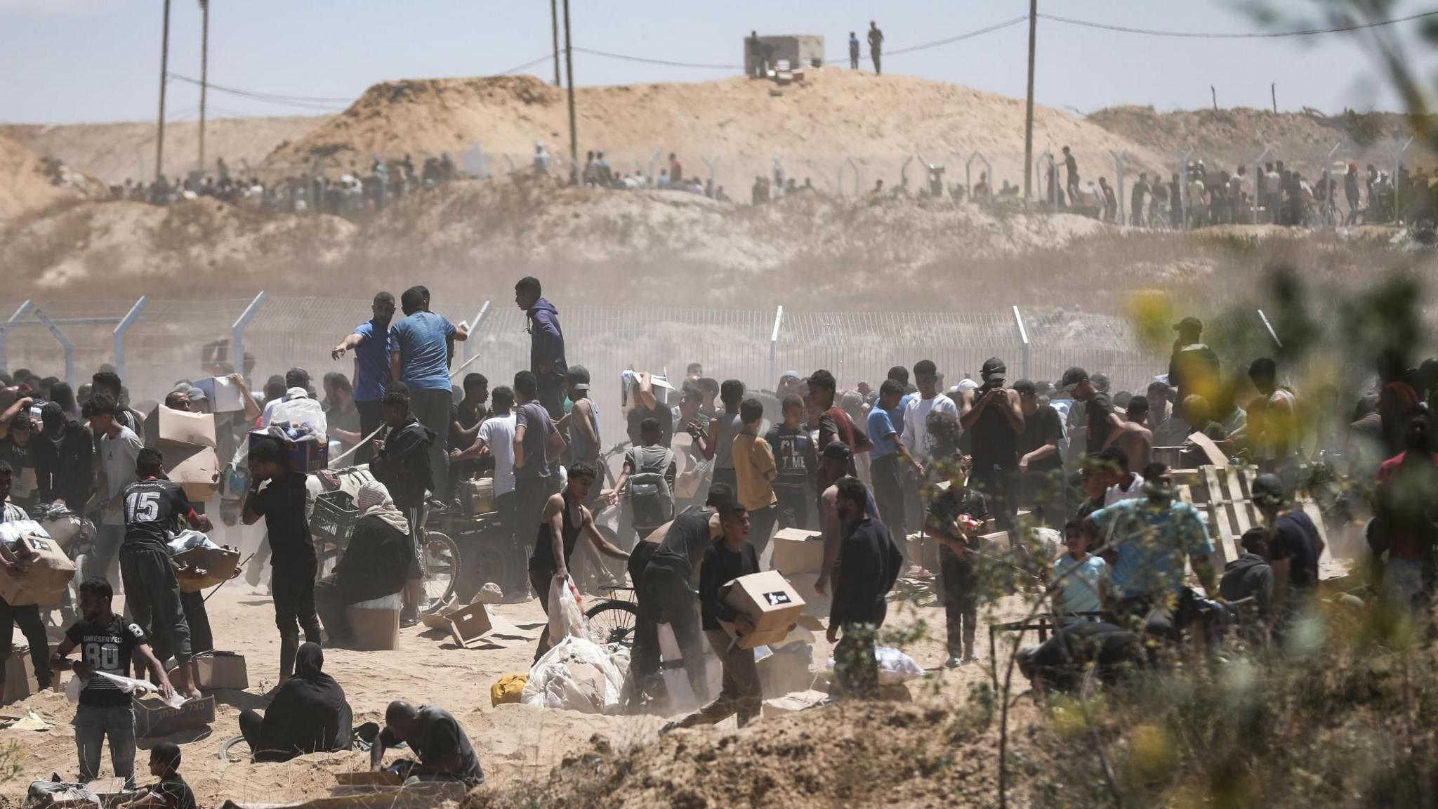 File photo showing Palestinians collecting aid from the US-backed Gaza Humanitarian Foundation in the Netzarim Corridor, central Gaza Strip (29 May 2025)