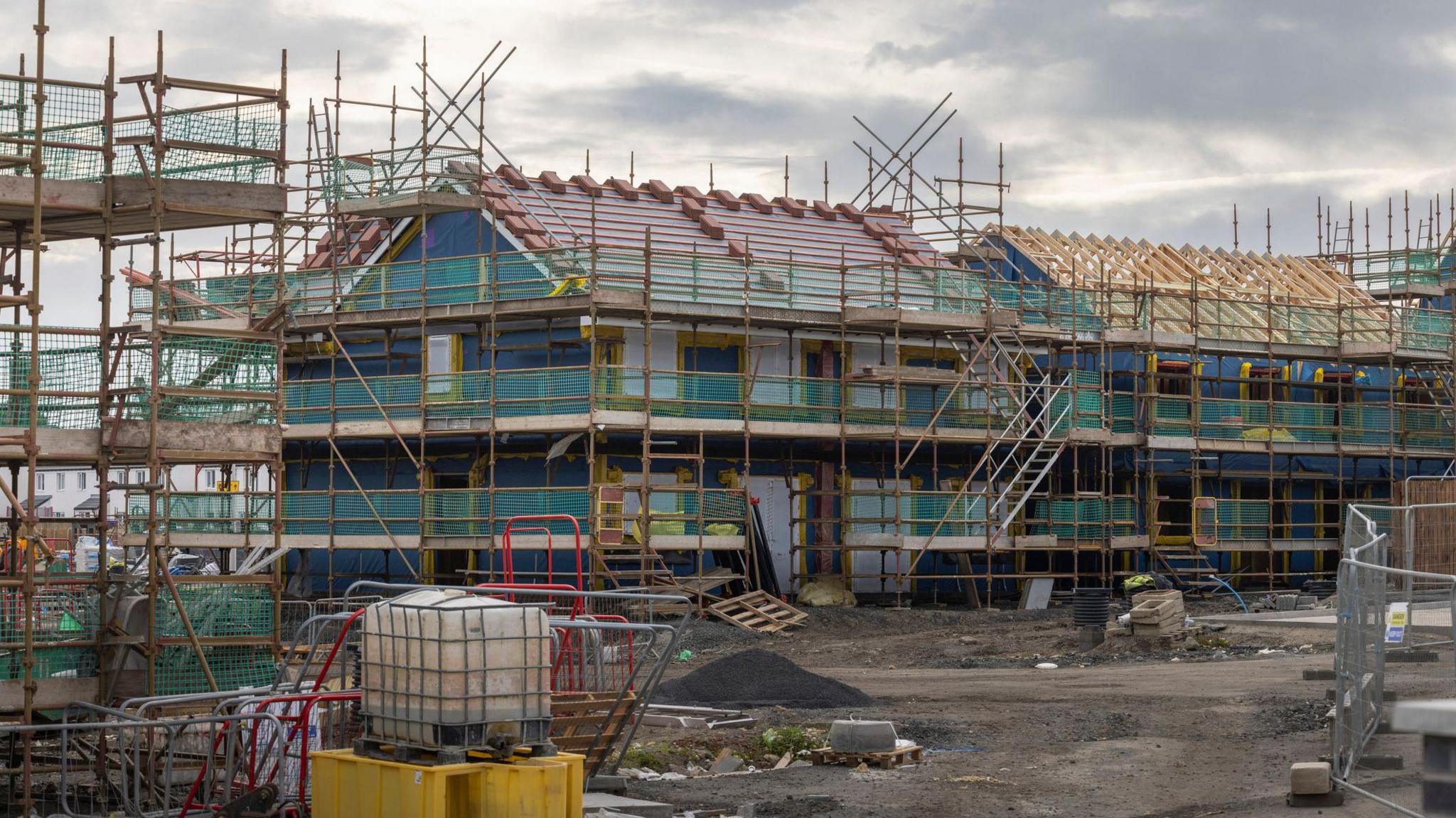 Taighean ùra gan togail