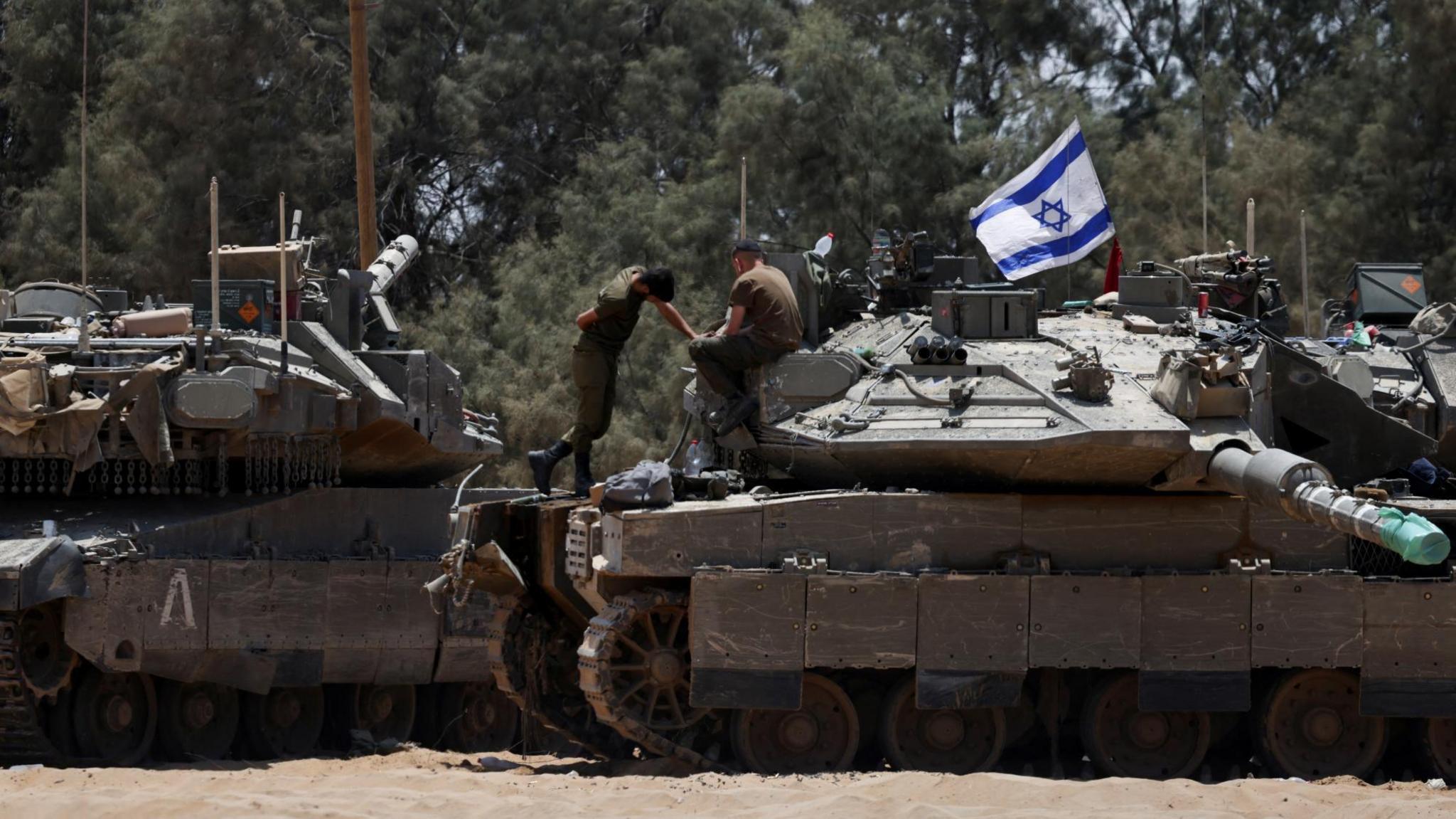 Israeli tanks wait near the Gaza border (29 May 2024)