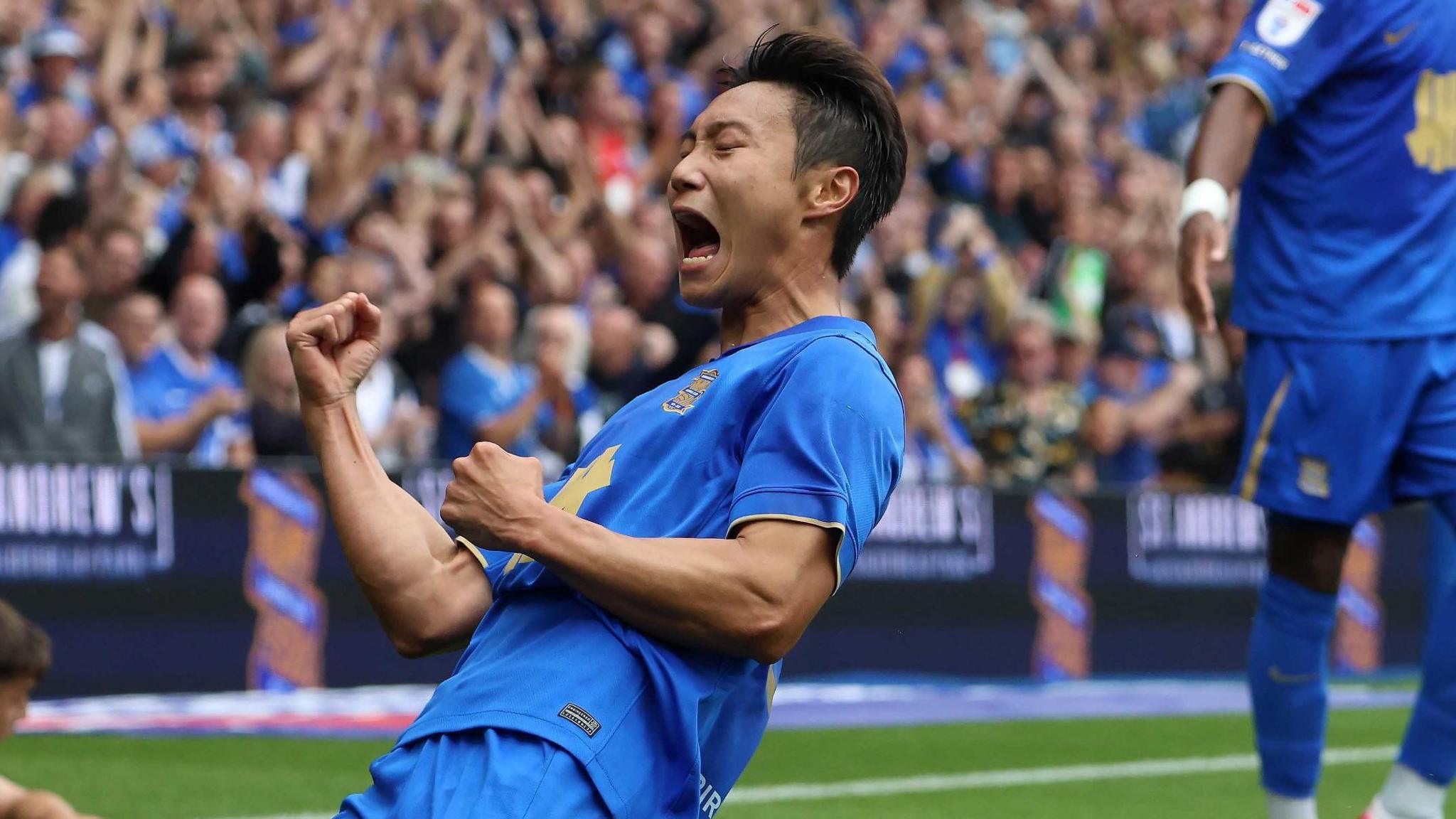 Paik Seung-ho celebrating