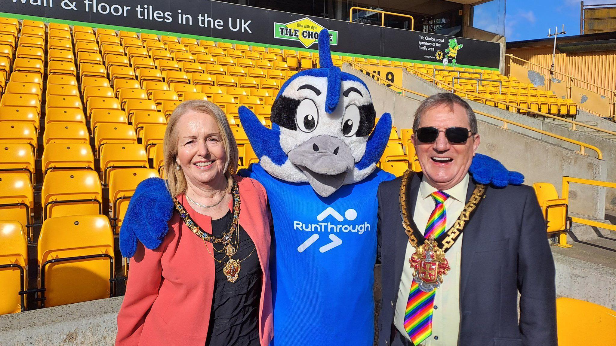 Mayor and mascot at the start of the race