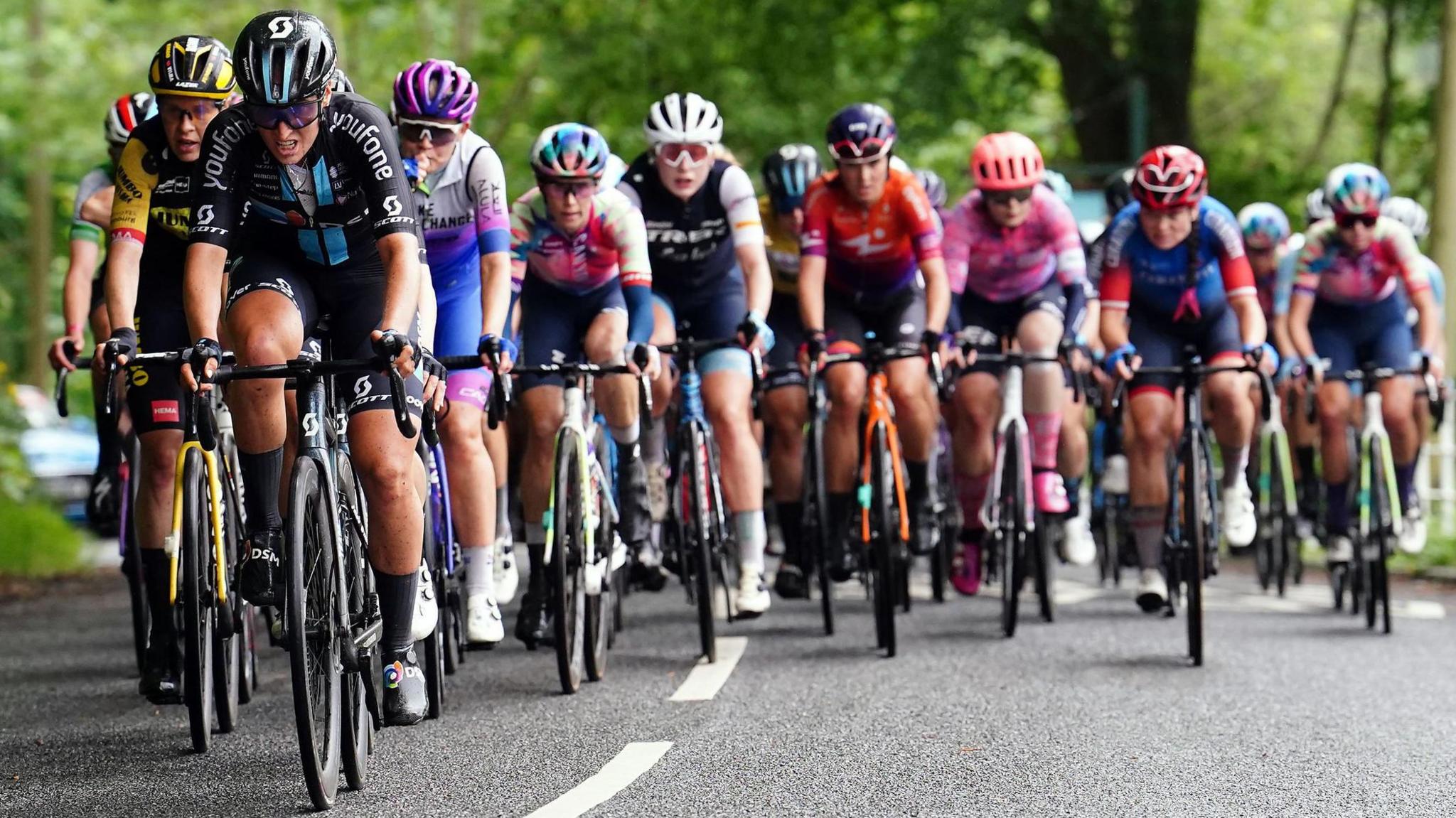 A peloton in the 2022 Women's Tour