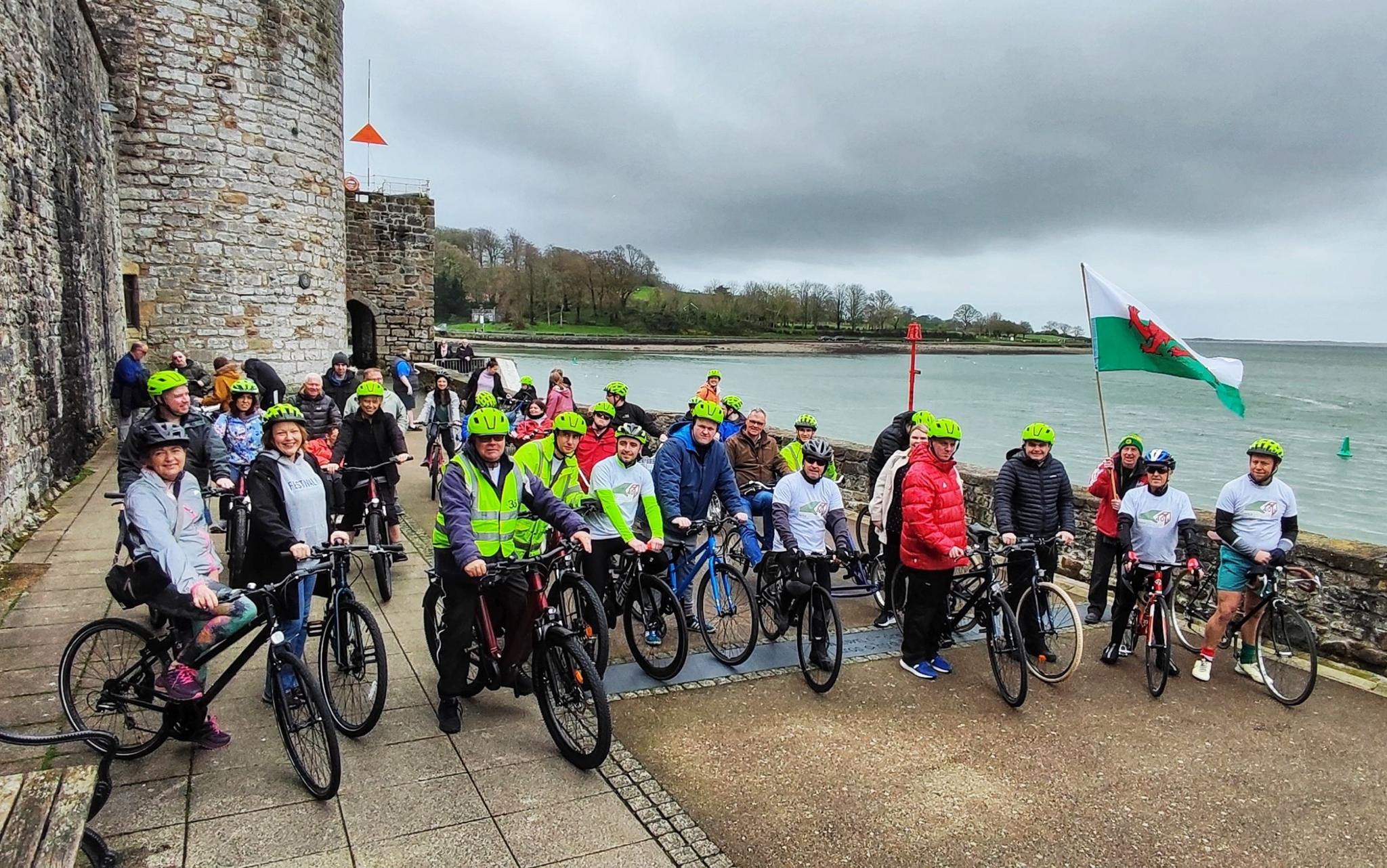 Beicwyr Caernarfon i'r Felinheli yn falch o'u camp hwythau