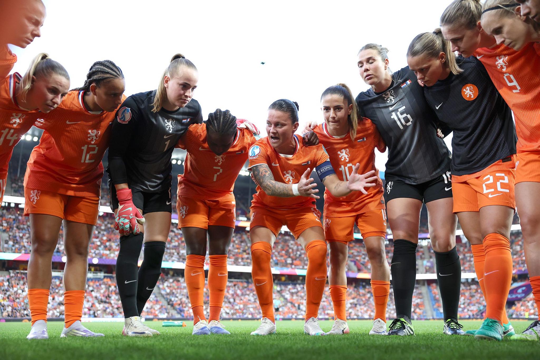 Netherlands' Sherida Spitse leads a pre-match team talk during a huddle prior to their match versus France. Photo by Florencia Tan Jun