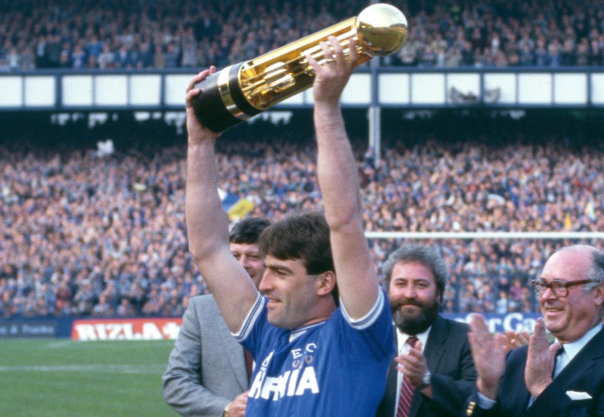 Kevin Ratcliffe yn codi tlws Adran Gyntaf Cynghrair Lloegr ym 1985