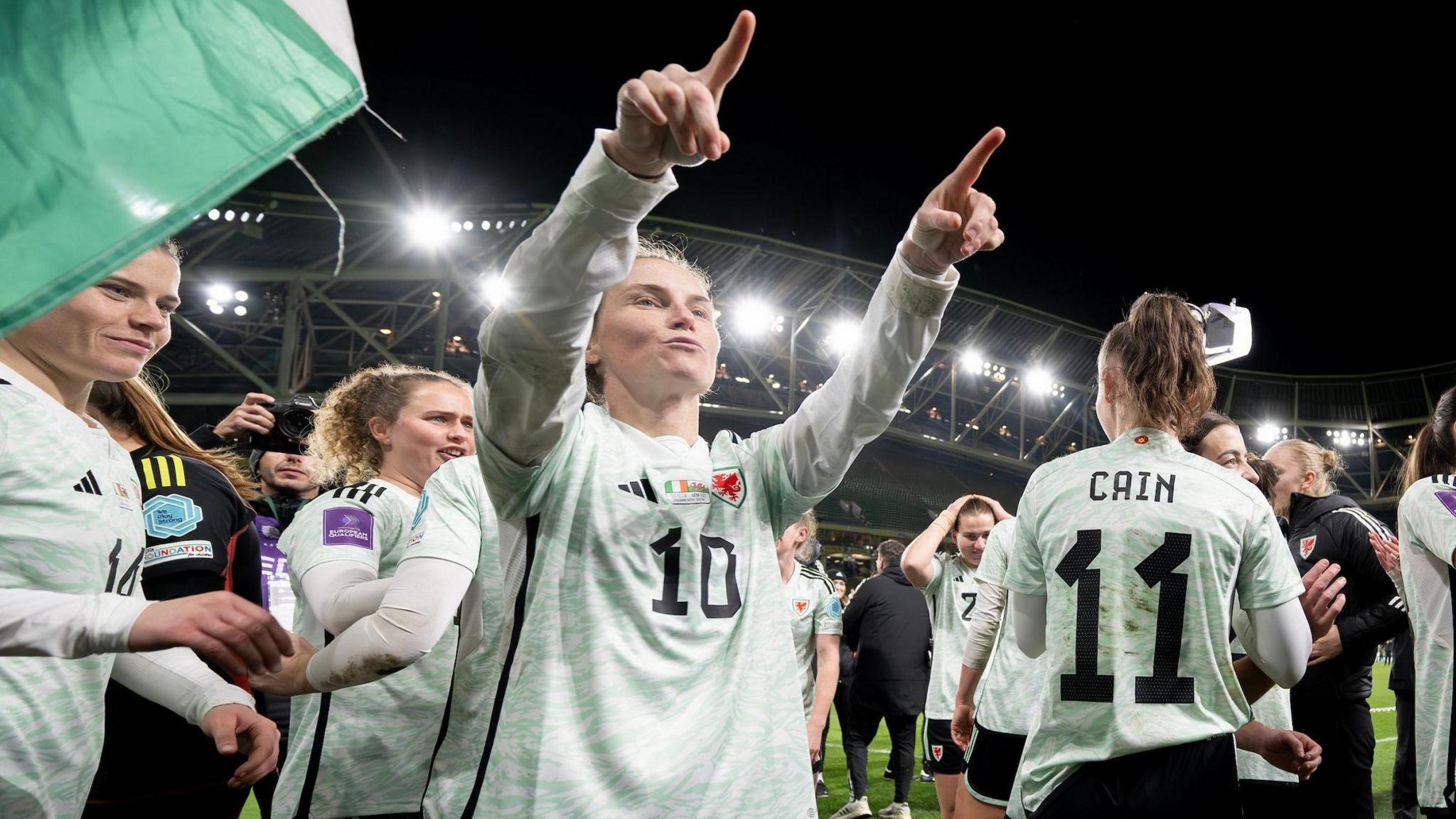 Jess Fishlock yn arwain dathliadau Cymru wedi iddynt drechu Gweriniaeth Iwerddon i gyrraedd Euro 2025