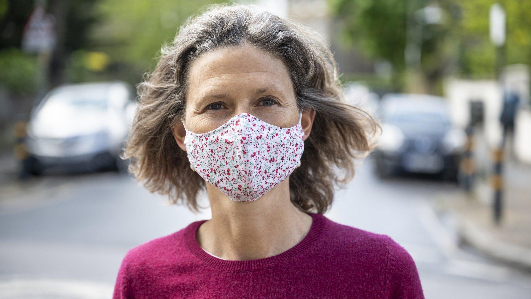 Woman wearing a face mask