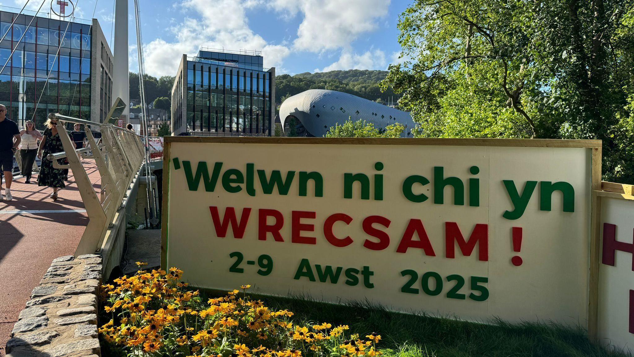 Arwydd wrth allanfa'r Maes yn Eisteddfod Genedlaethol Pontypridd llynedd.