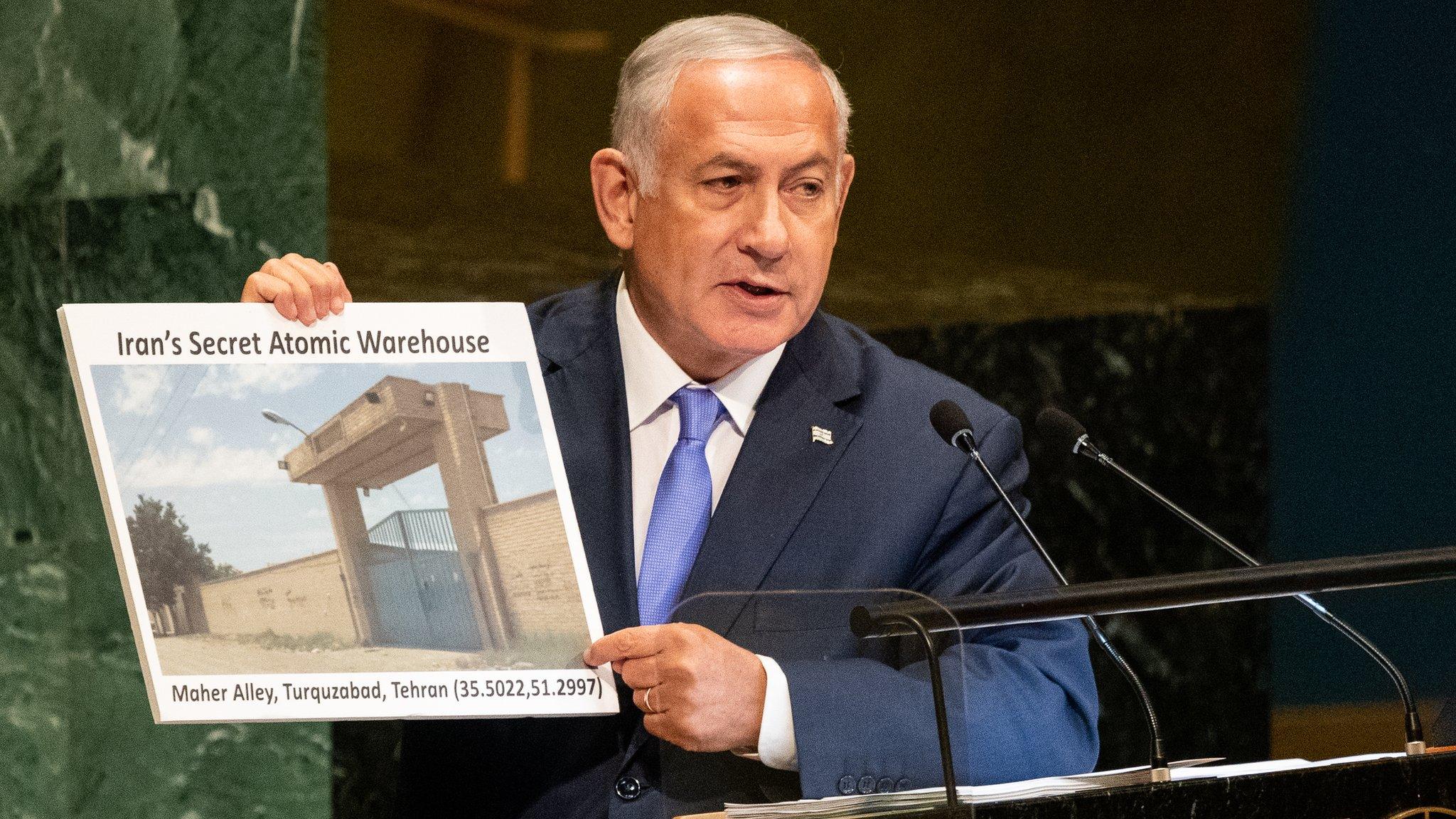 Benjamin Netanyahu holds a picture of what he described as "Iran's secret atomic warehouse" in Tehran's Turquzabad district (27/09/18)