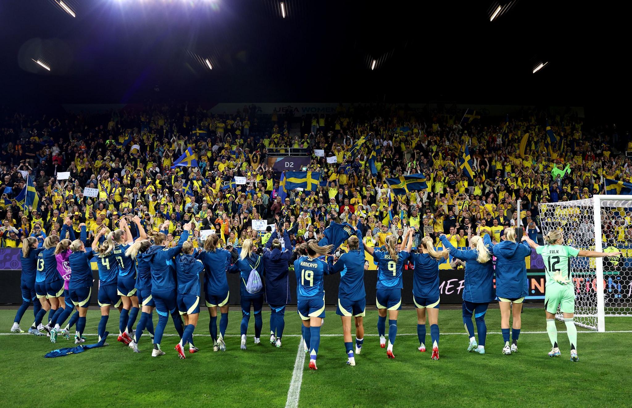 Sweden celebrate with their fans at full-time following their victory and subsequent progression into the quarter-finals. Photo by Florencia Tan Jun