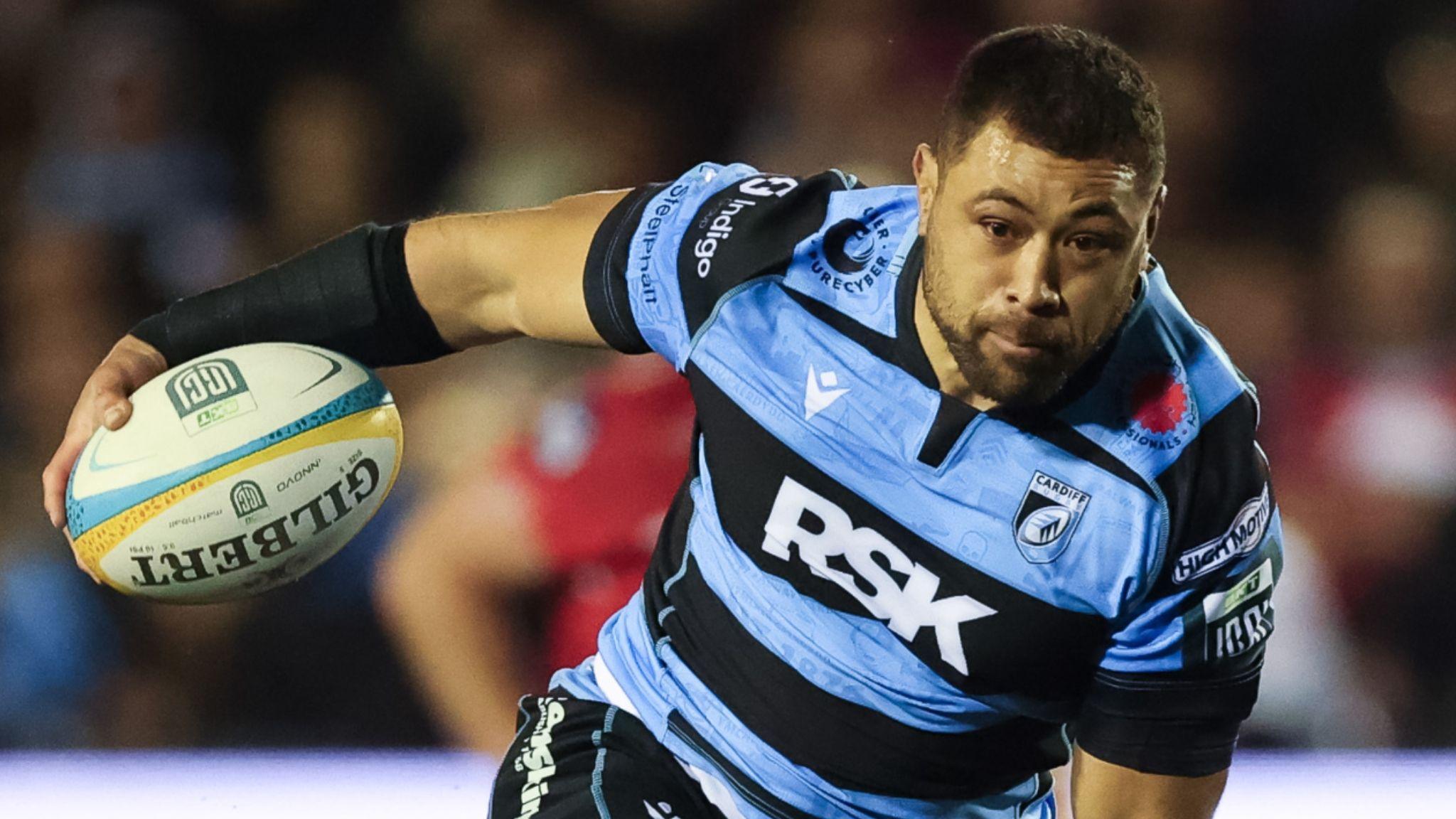 Taulupe Faletau powers forward with ball in right hand