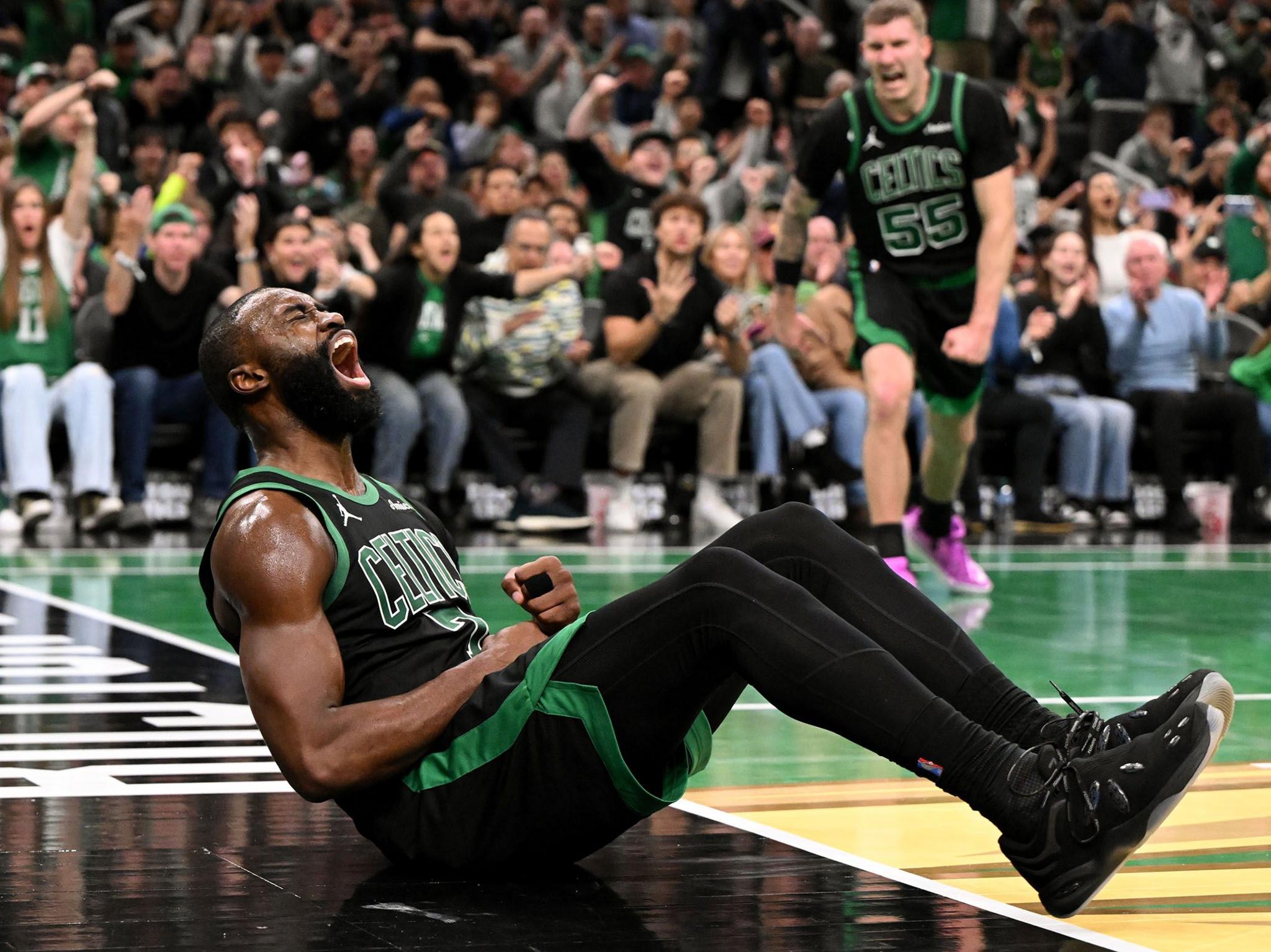 Jaylen Brown reacciona después de anotar para los Boston Celtics contra los Detroit Pistons durante la segunda mitad en el TD Garden de Boston.