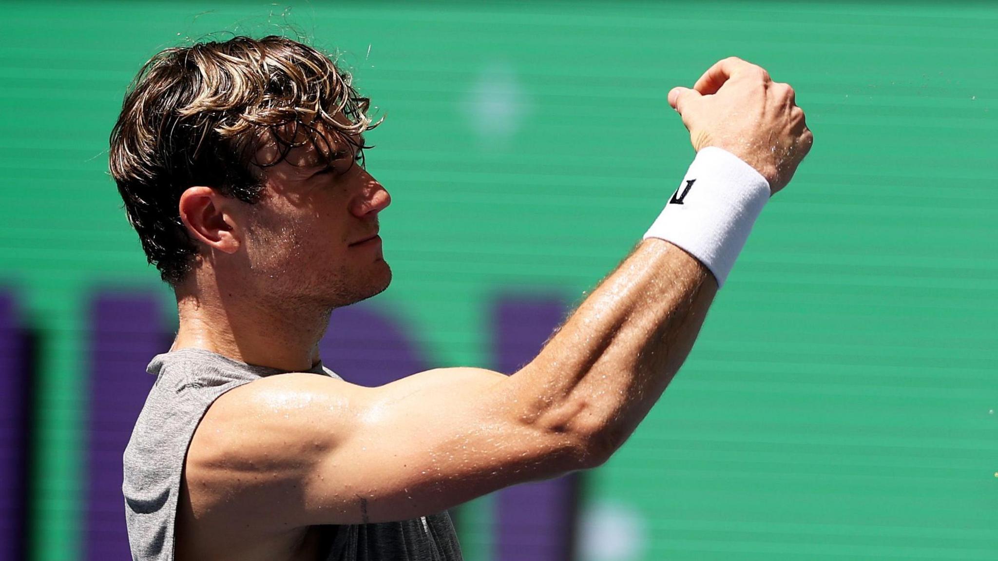 Jack Draper flex his bicep during US Open practice