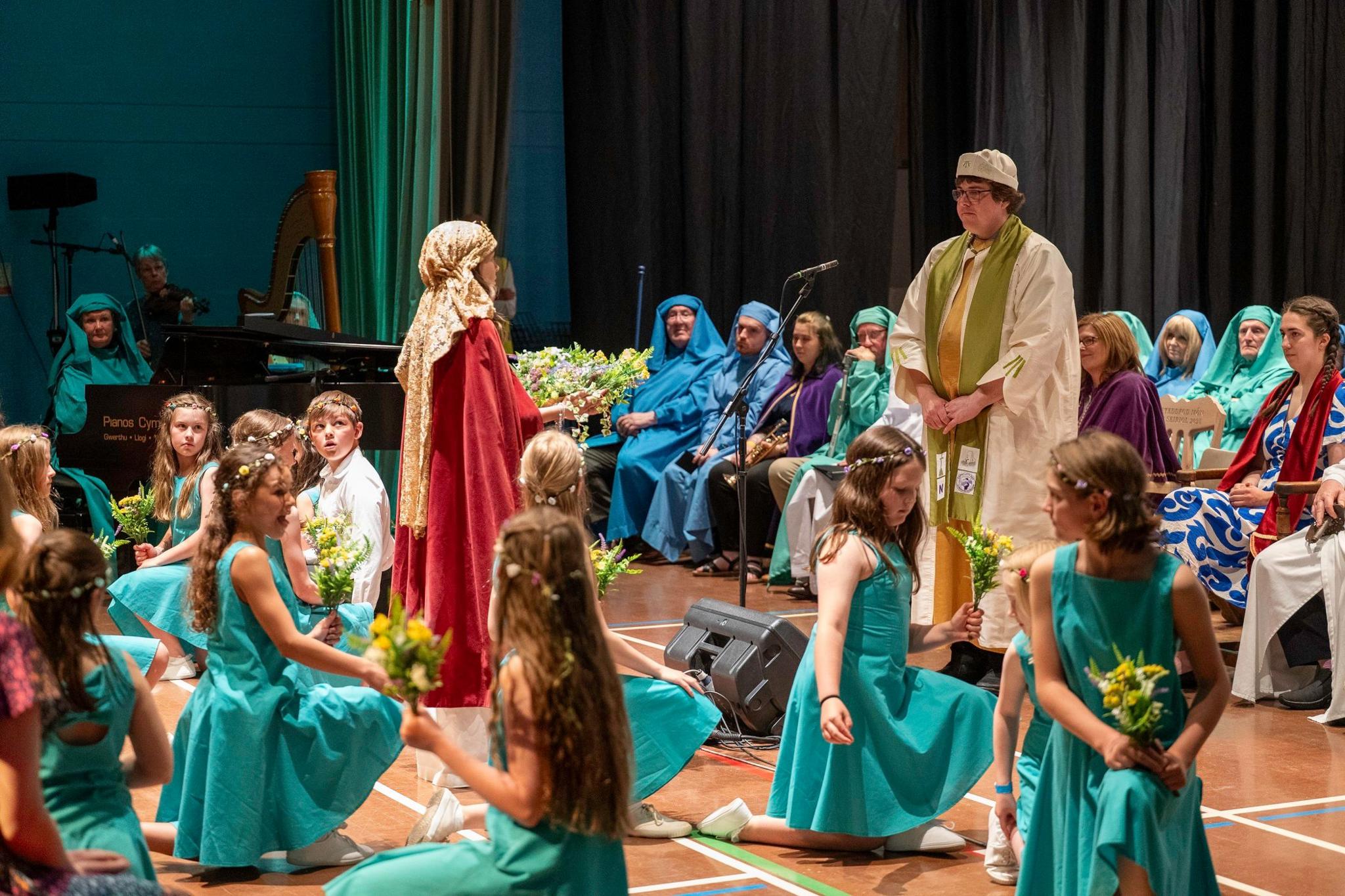 dawnswyr blodau yn Eisteddfod Mon