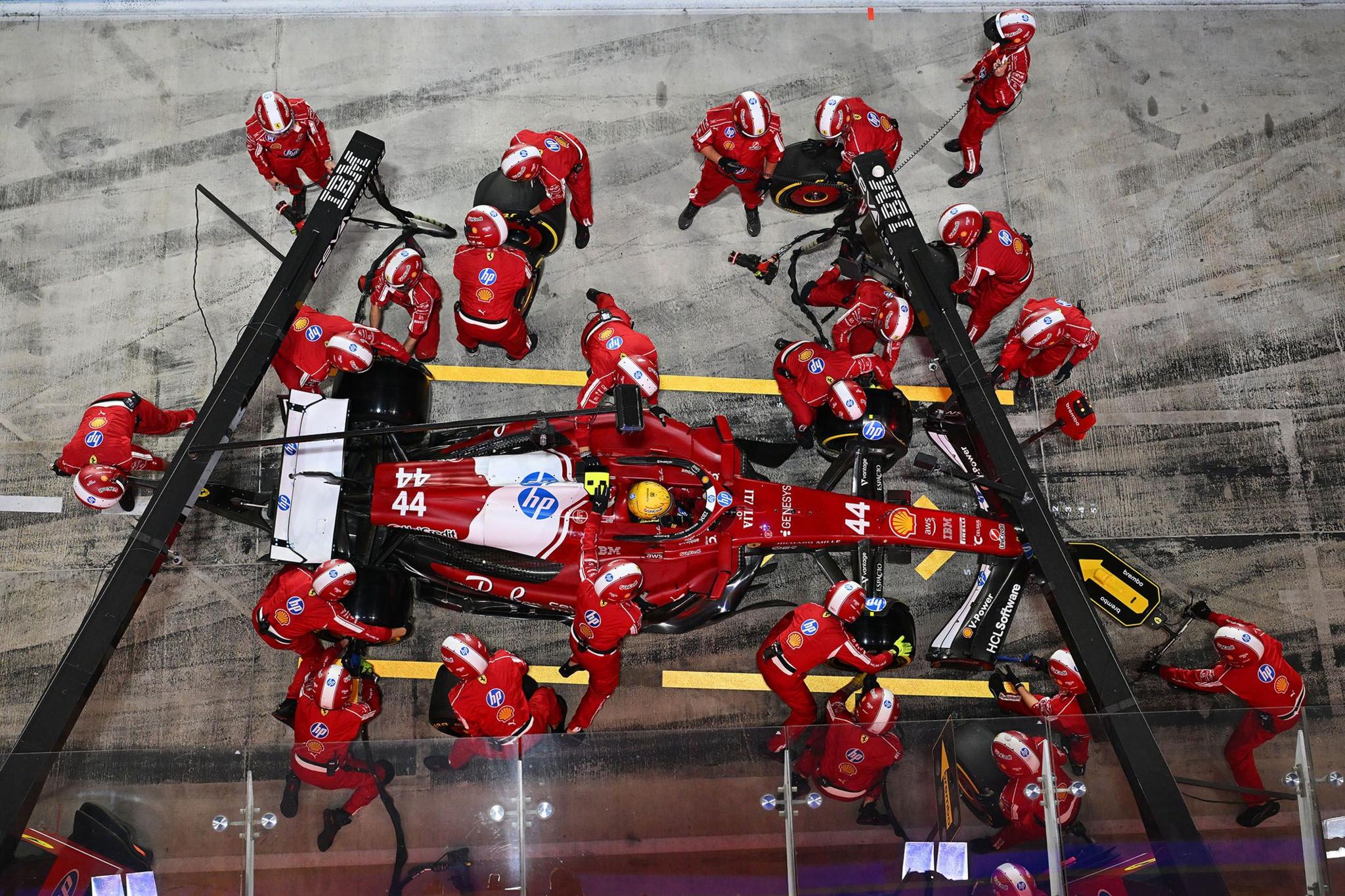 El piloto de Ferrari Lewis Hamilton hace una parada en boxes durante el Gran Premio de Qatar en el Circuito Internacional de Lusail.