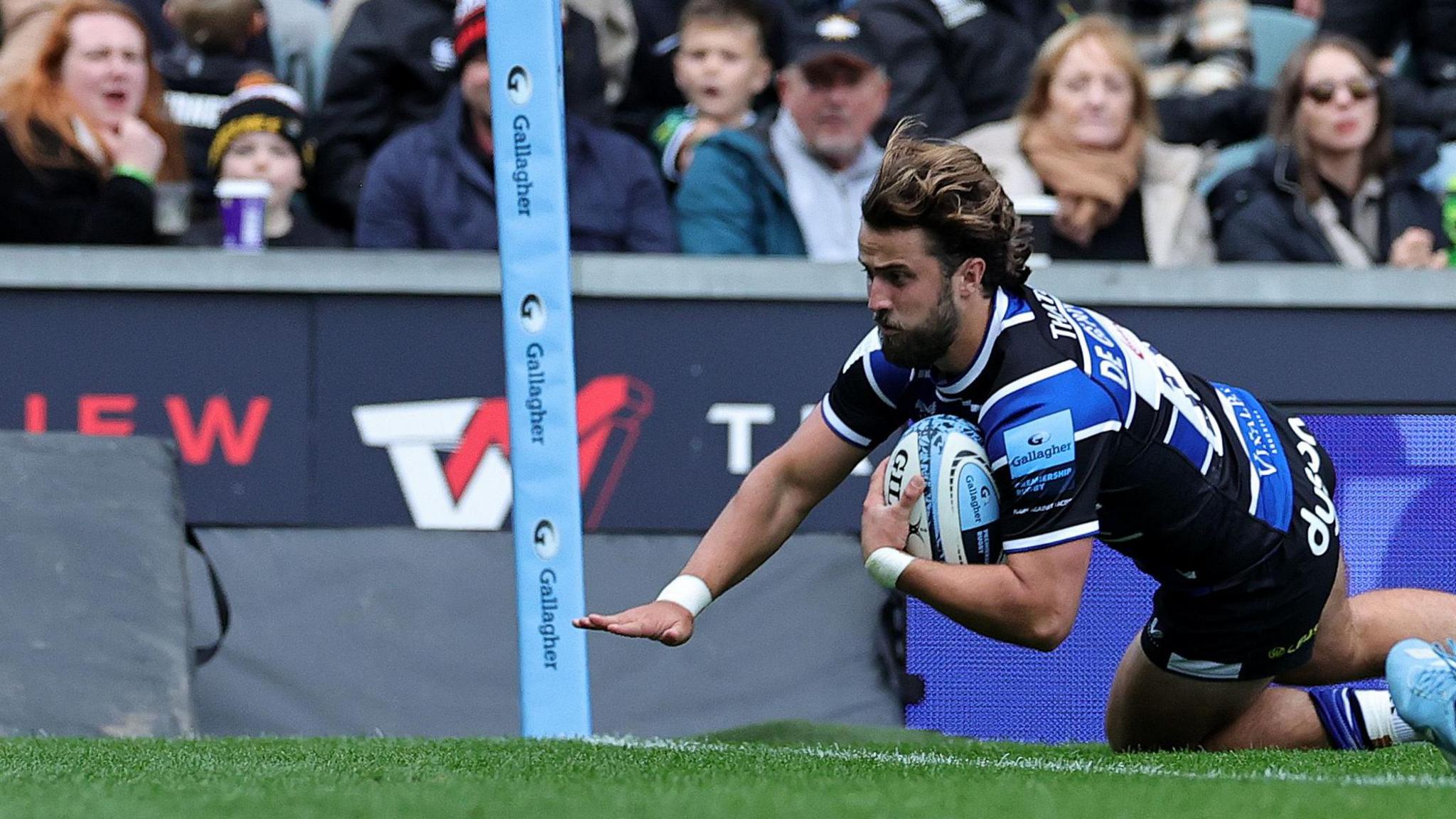 Bath's Tom de Glanville scored Bath's second try in a thrilling game against Leicester Tigers