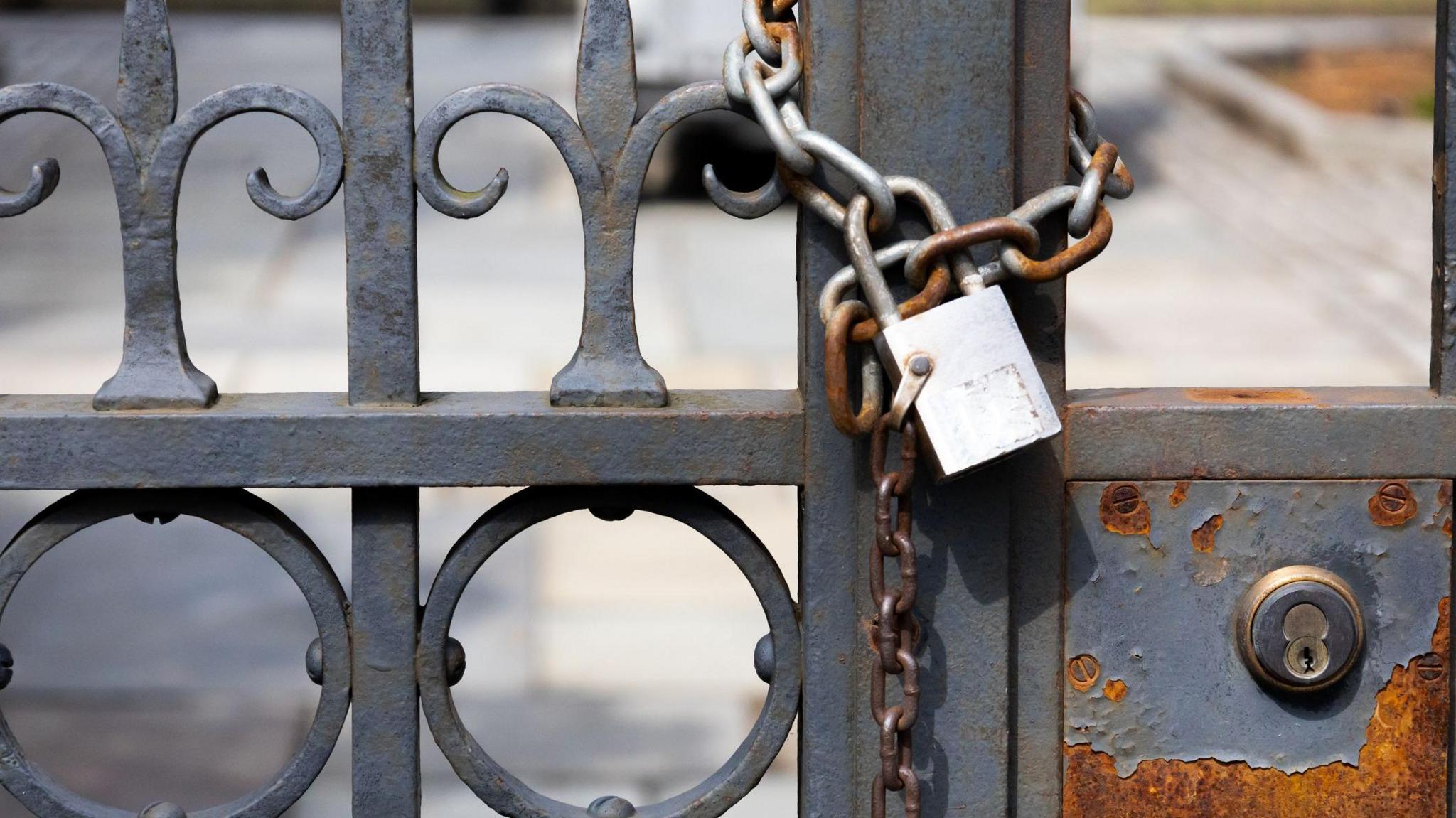 A locked robust  gross  with a padlock astir   it