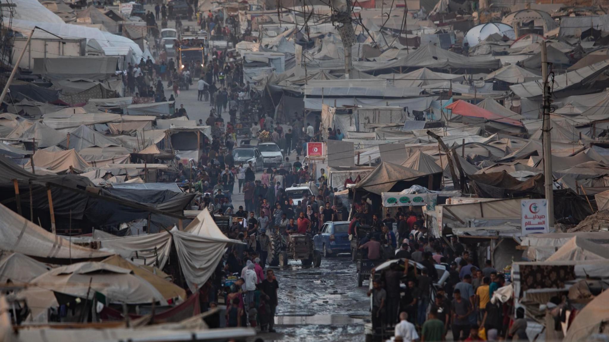 Displaced Palestinians flee with their belongings to a camp along al-Rasheed Street, west of Gaza City (2 September 2025)