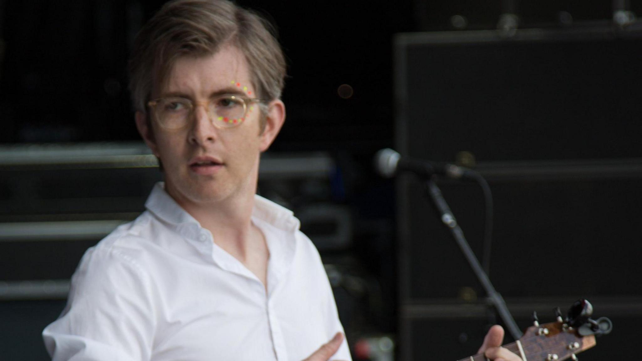 Gareth Malone playing a guitar