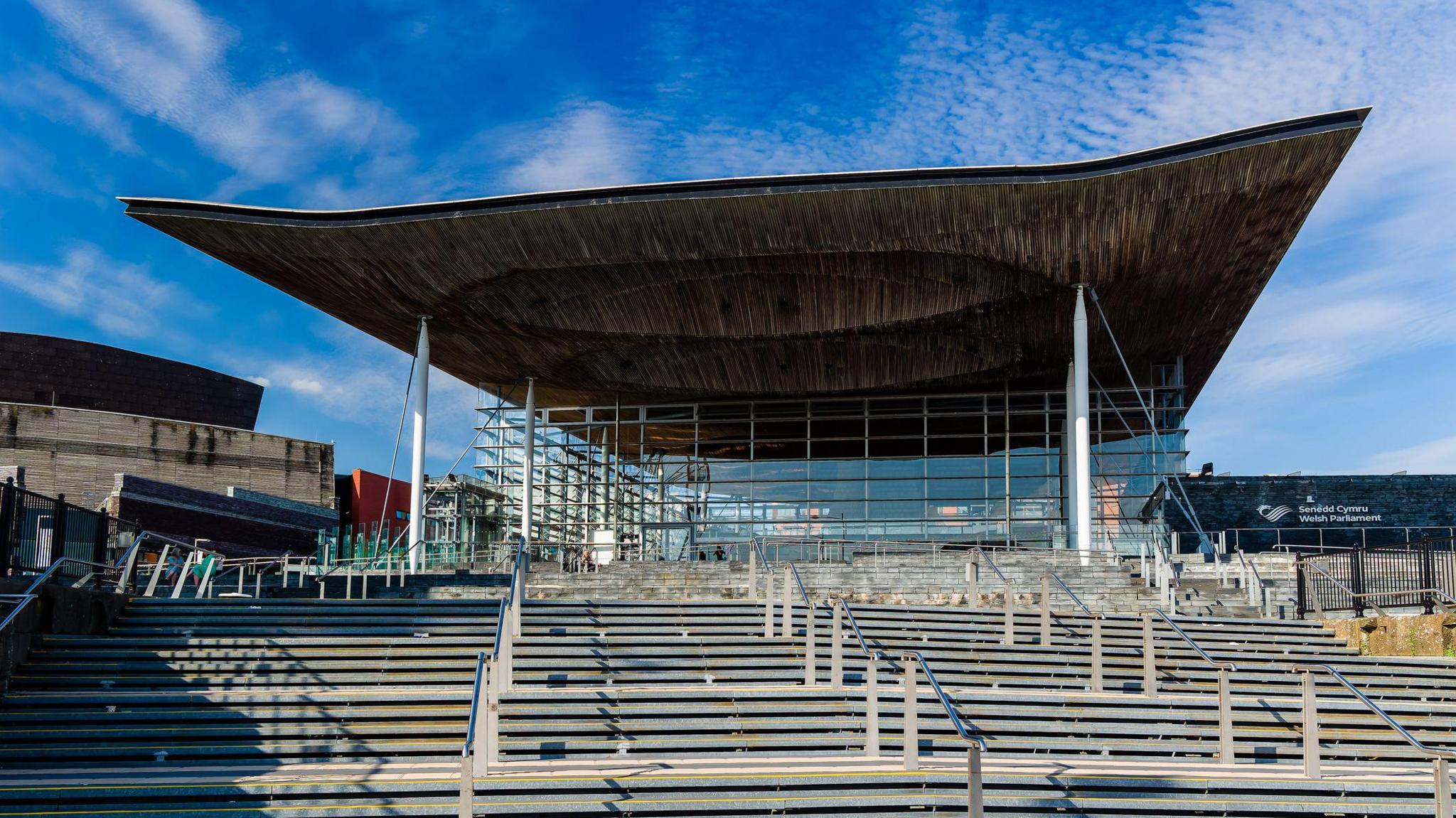 Enw Cymraeg yn unig fydd gan bob un o etholaethau newydd Senedd Cymru