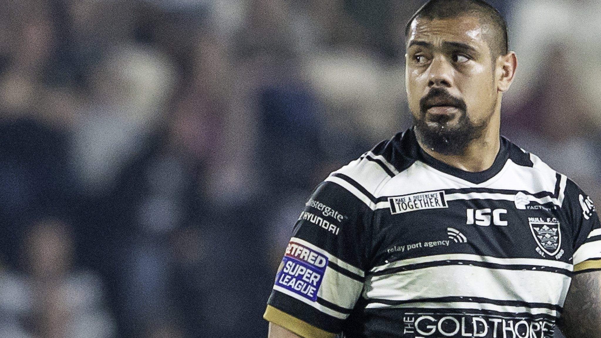 Sika Manu looks around the field for Hull FC