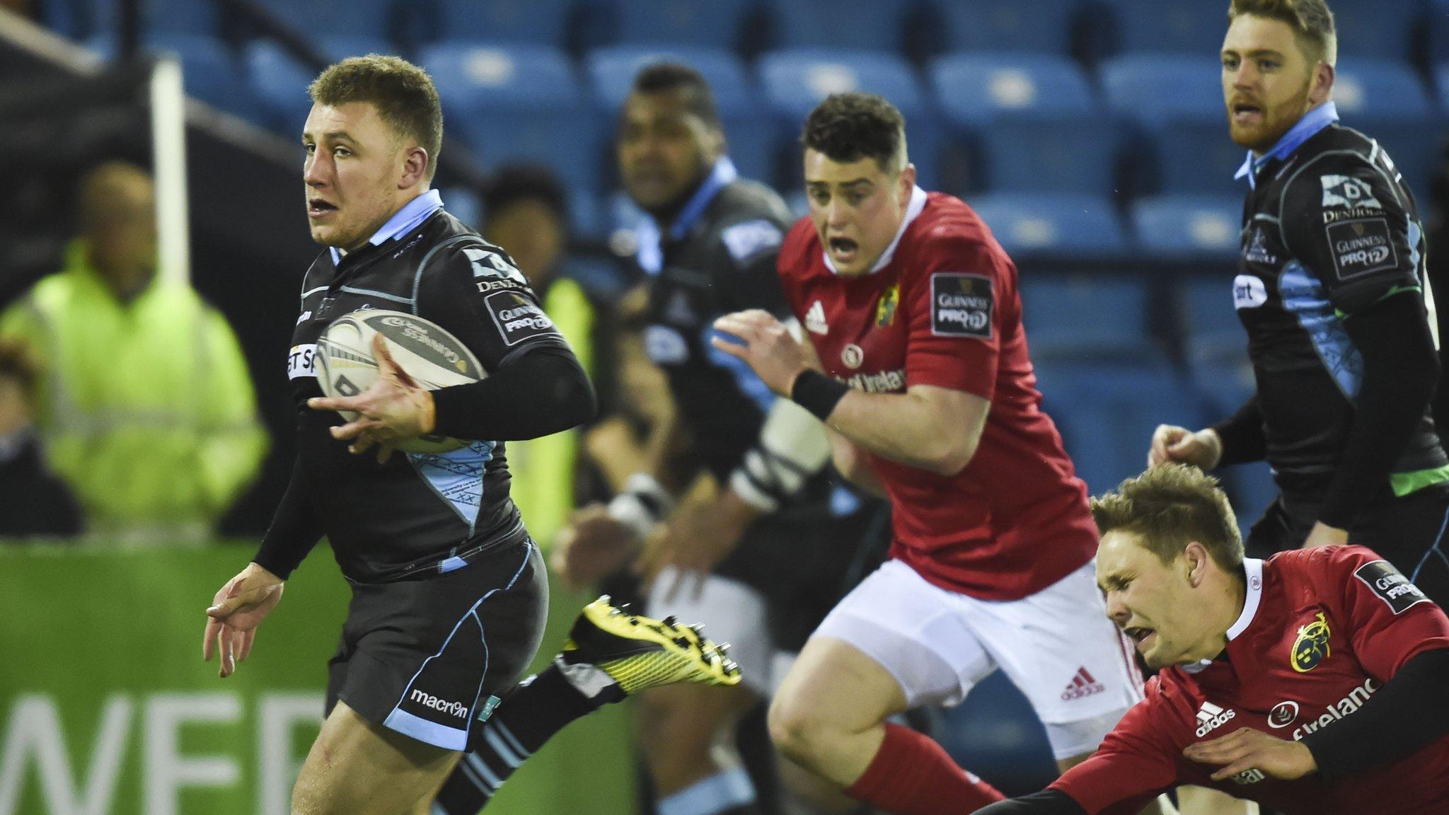 Duncan Weir speeds away for Glasgow's third try