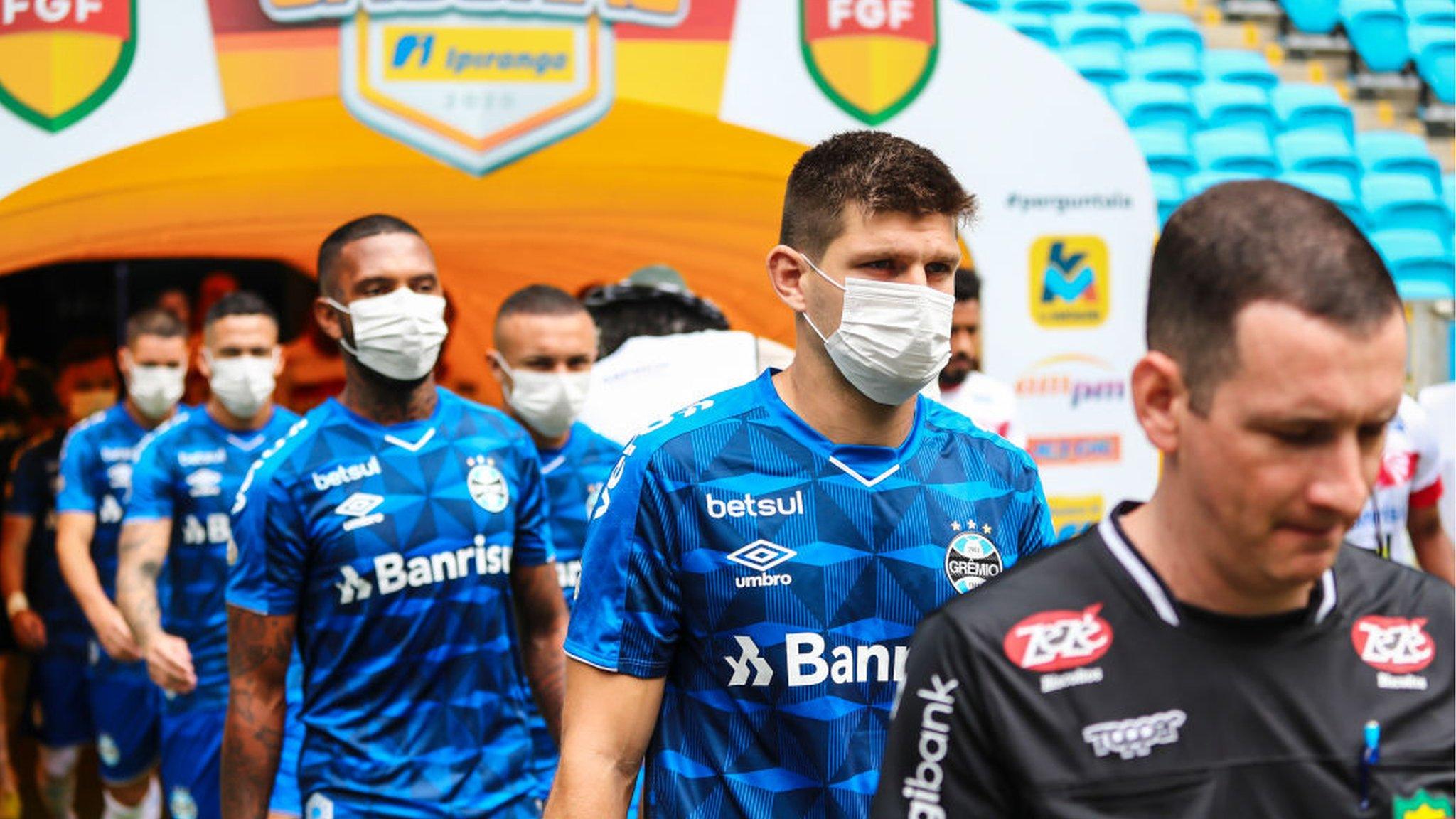 Gremio players with masks