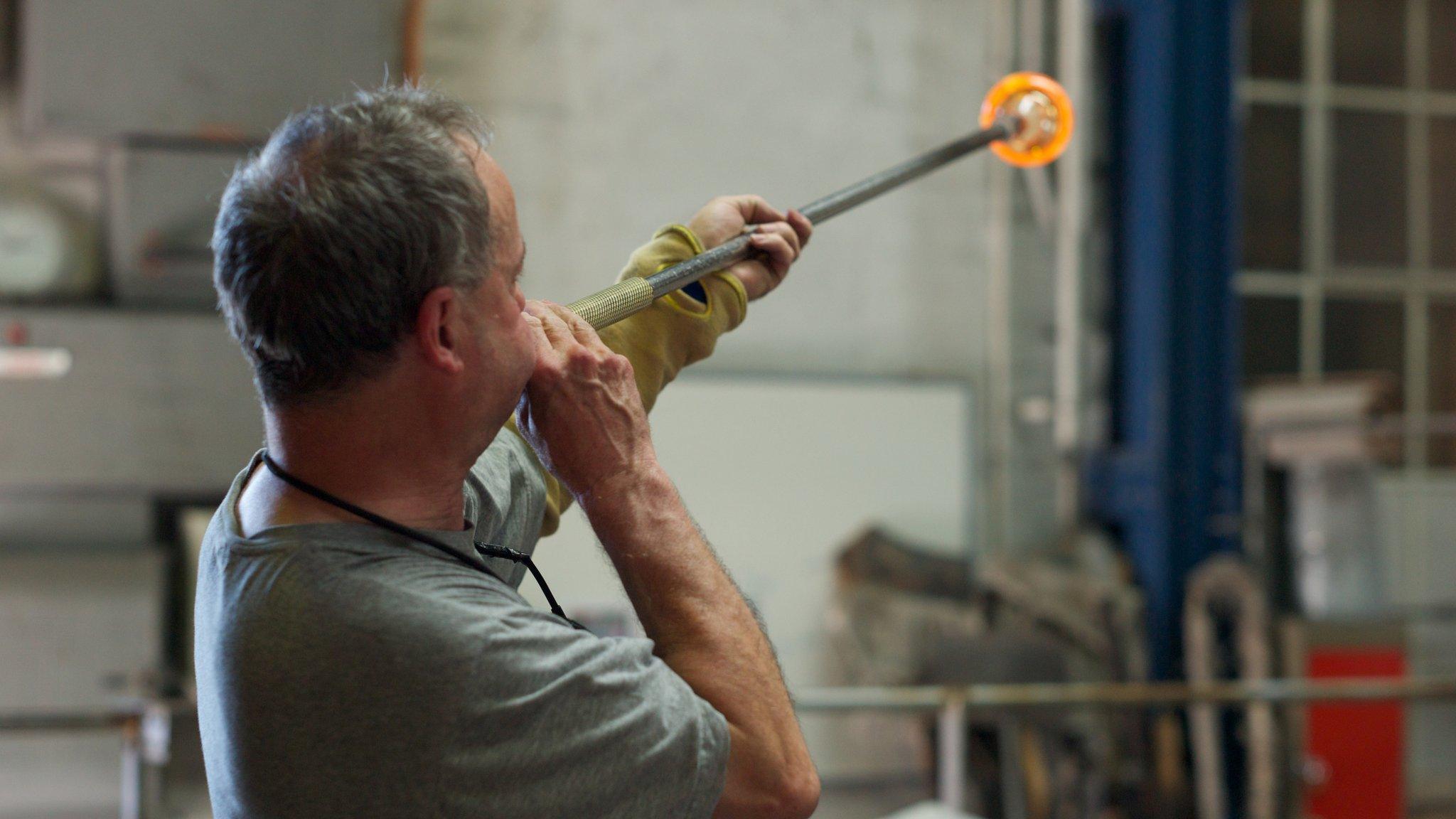 Mouth-blown flat glass making