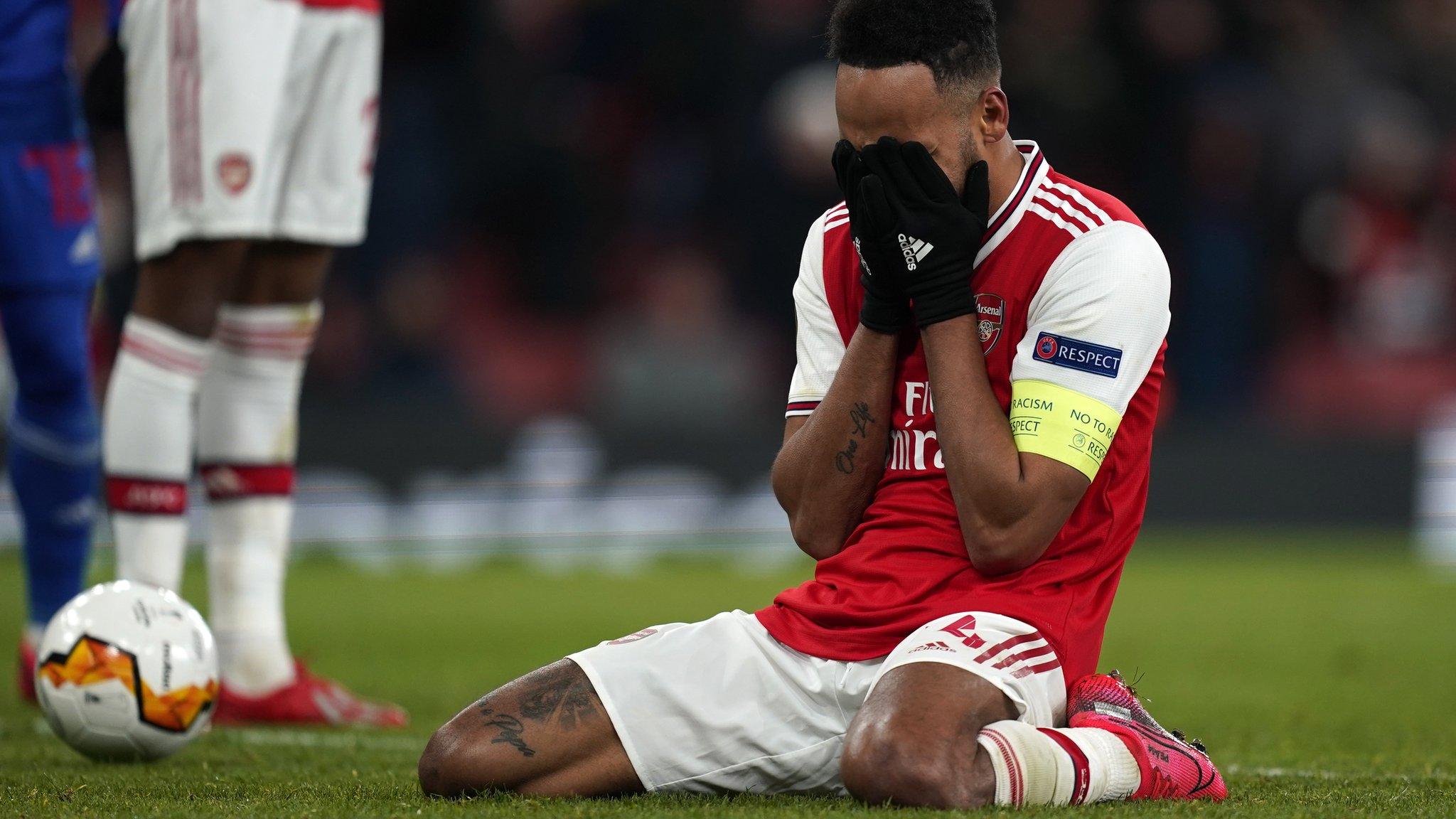 Aubameyang looks disconsolate