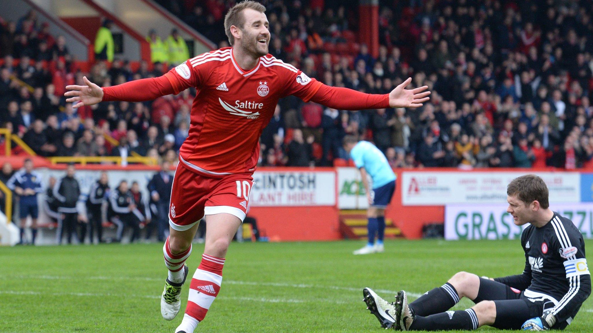 Niall McGinn celebrates after scoring for Aberdeen against Hamilton Academical