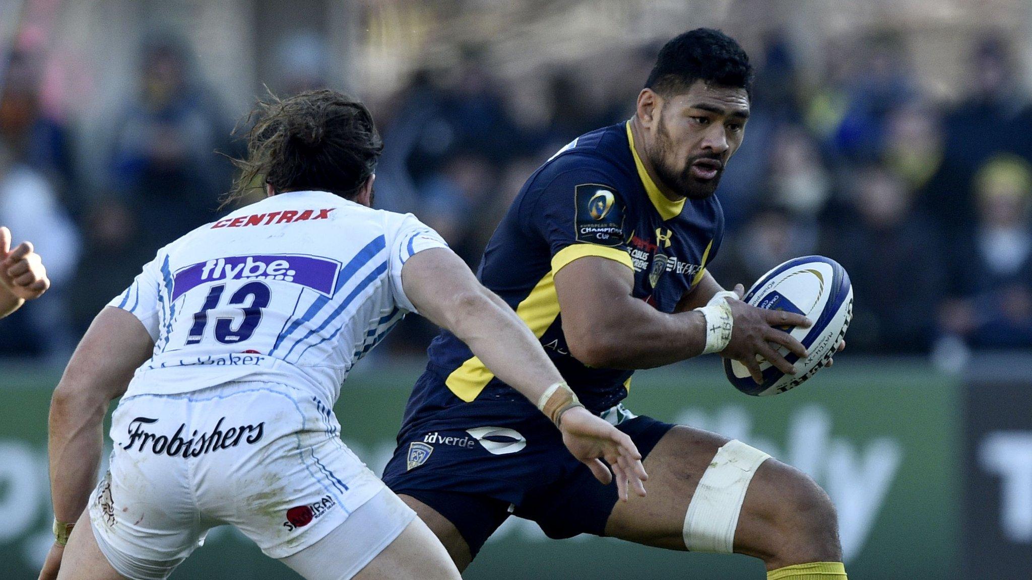 Clermont's Fritz Lee runs with the ball