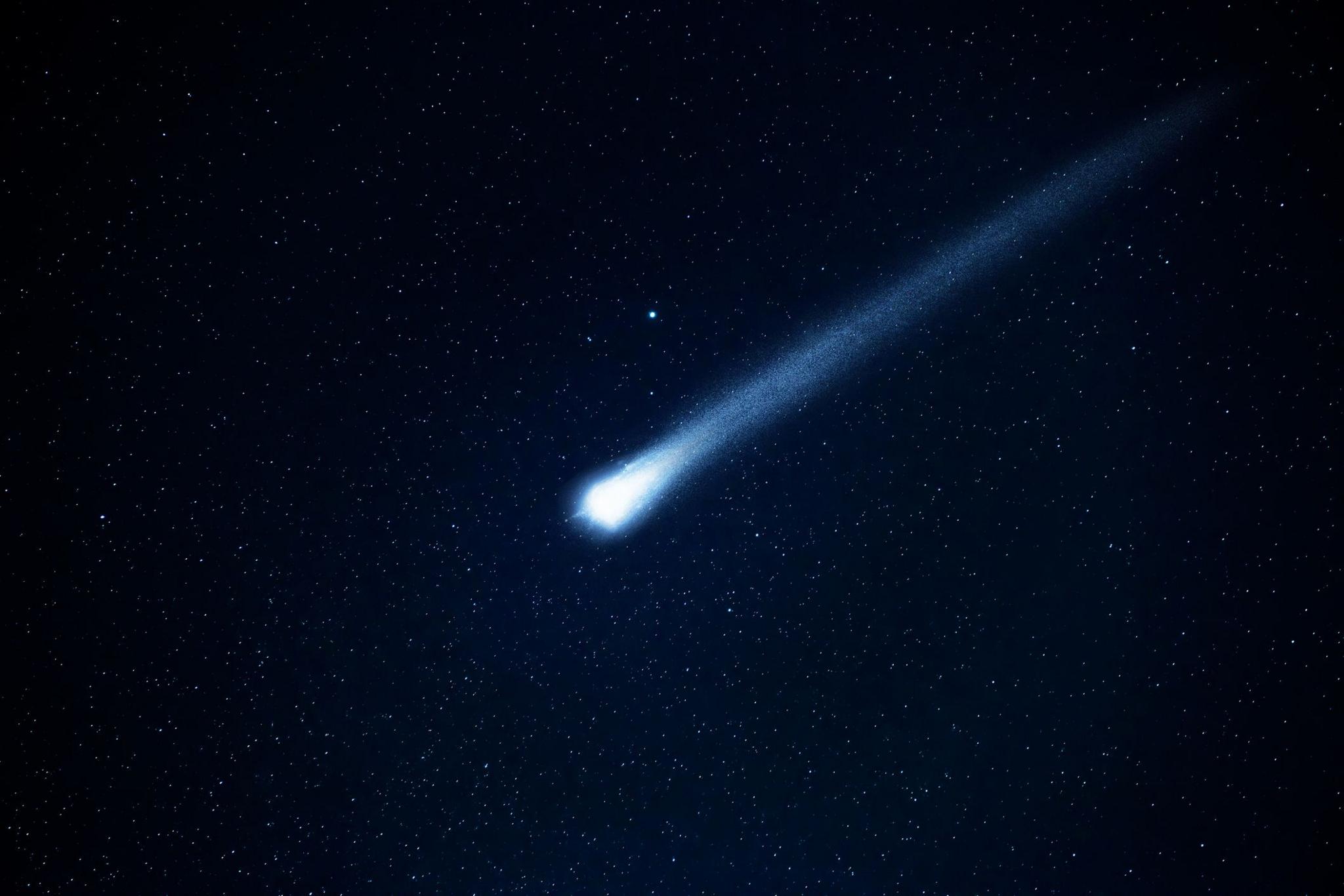 a photograph of a comet