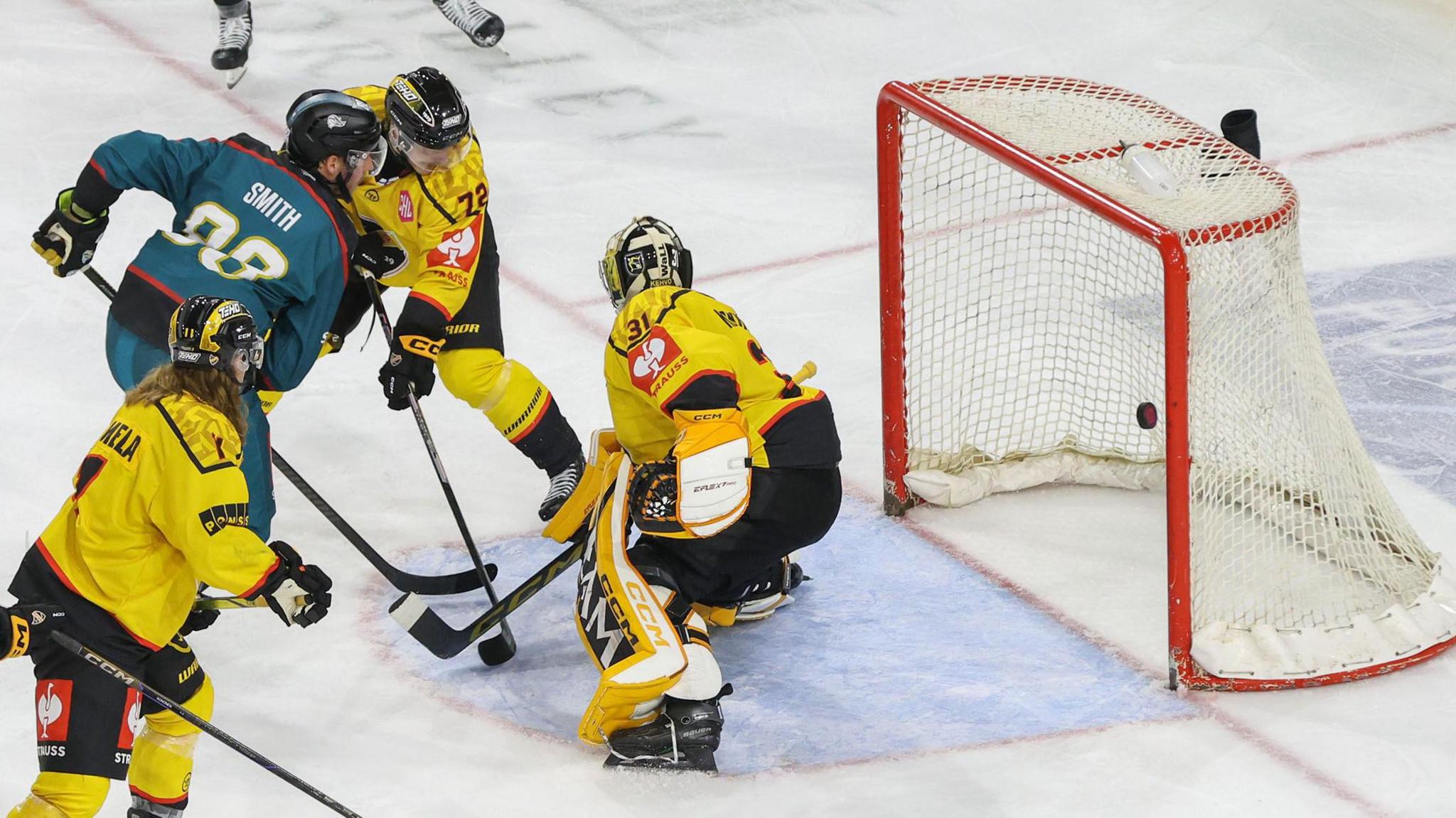 Giants forward Ryan Smith scores against KalPa