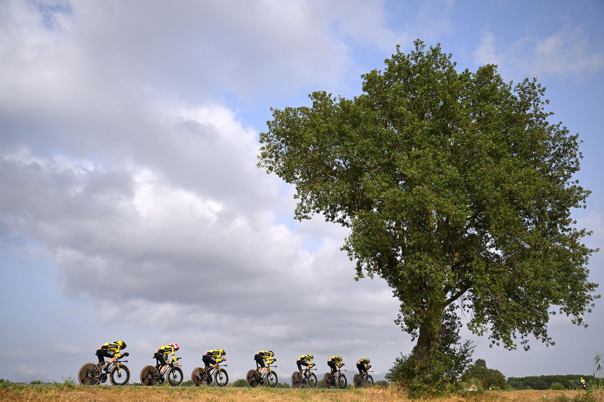 Team Visma compete during the La Vuelta - 80th Tour of Spain 2025, Stage 5 a 24.1km team time trial stage from Figueres to Figueres in Figueres, Spain. Photo by Tim de Waele