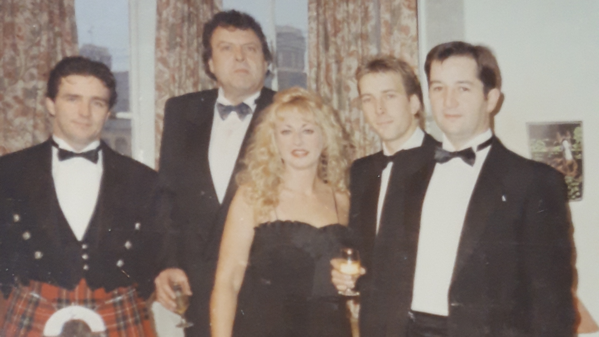 Gyda Bryn Fôn, John Pierce Jones, Llion Williams a'r diweddar Mei Jones cyn mynd i BAFTA Cymru yn 1991