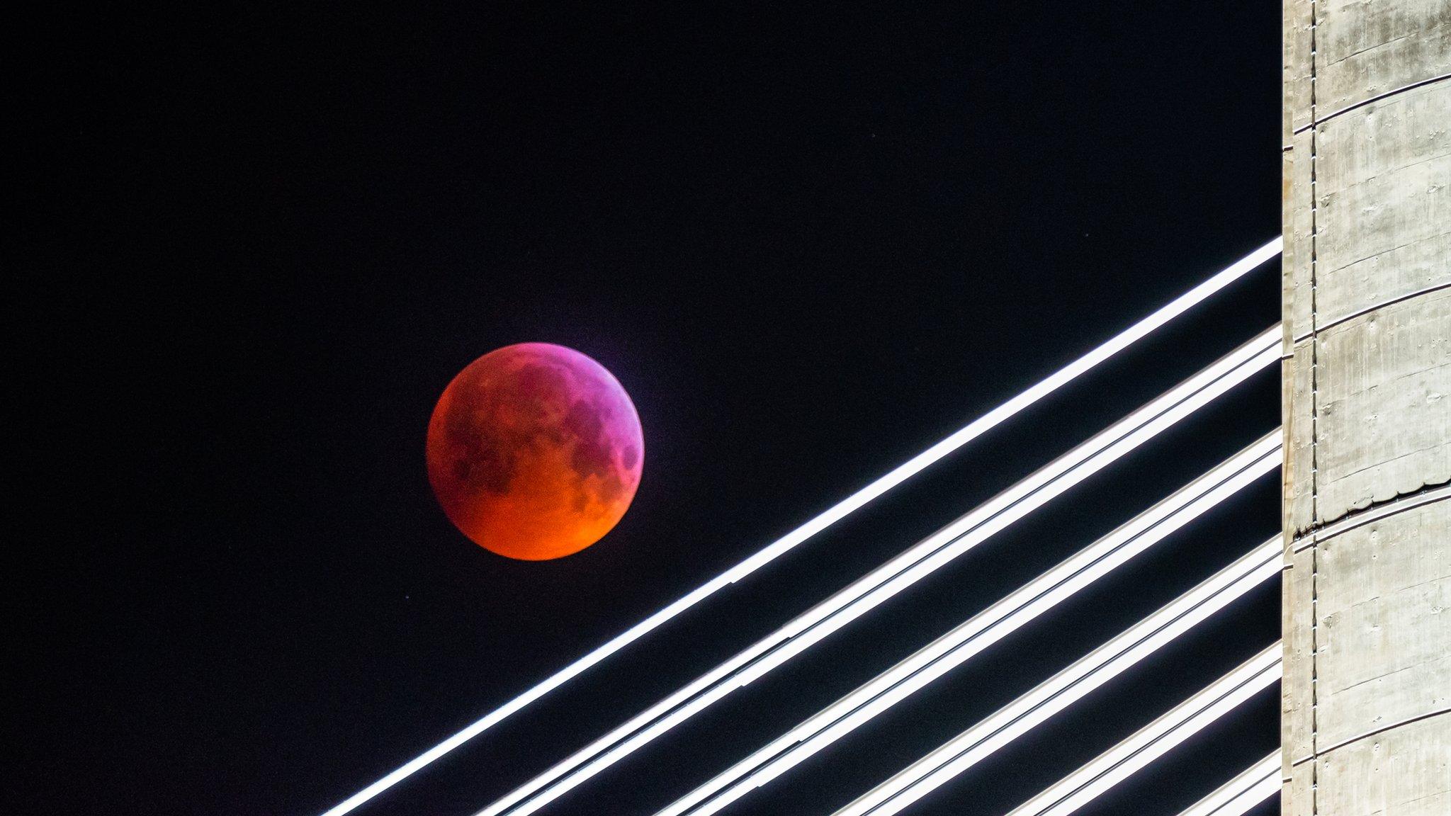 John Pow saw the blood moon at the Queensferry Crossing